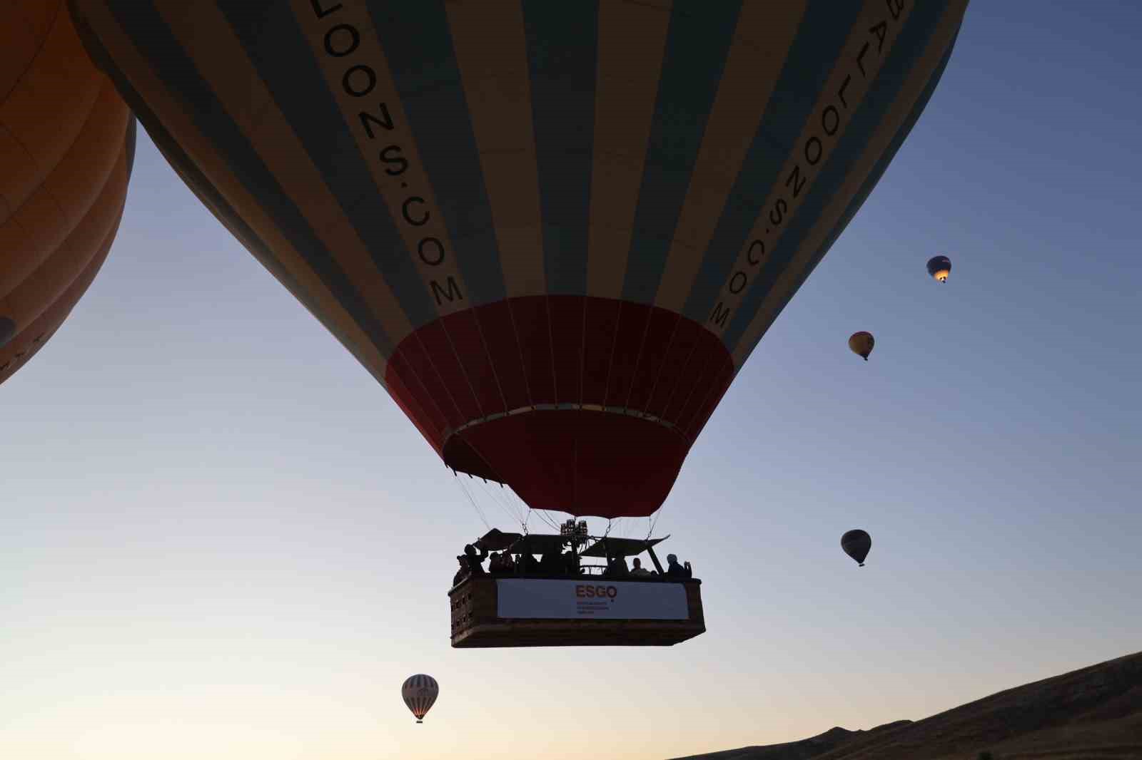 KAPADOKYA’DA BALONLAR RAHİM AĞZI KANSERİNE KARŞI FARKINDALIK İÇİN HAVALANDI