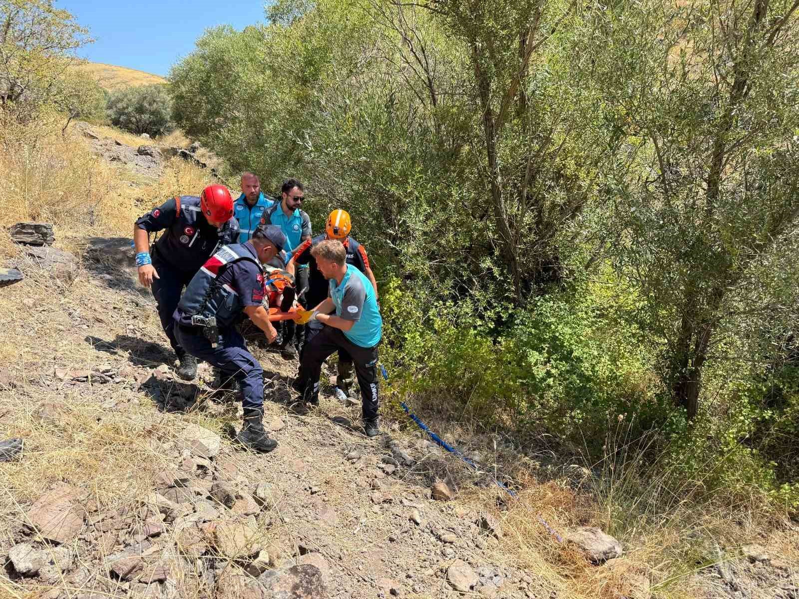DERE YATAĞINA DÜŞEN VATANDAŞ KURTARILDI