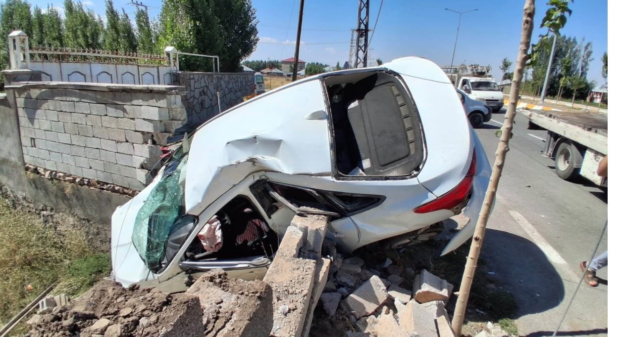 PATNOS’TA TRAFİK KAZASI: 1’İ ÇOCUK 4 YARALI