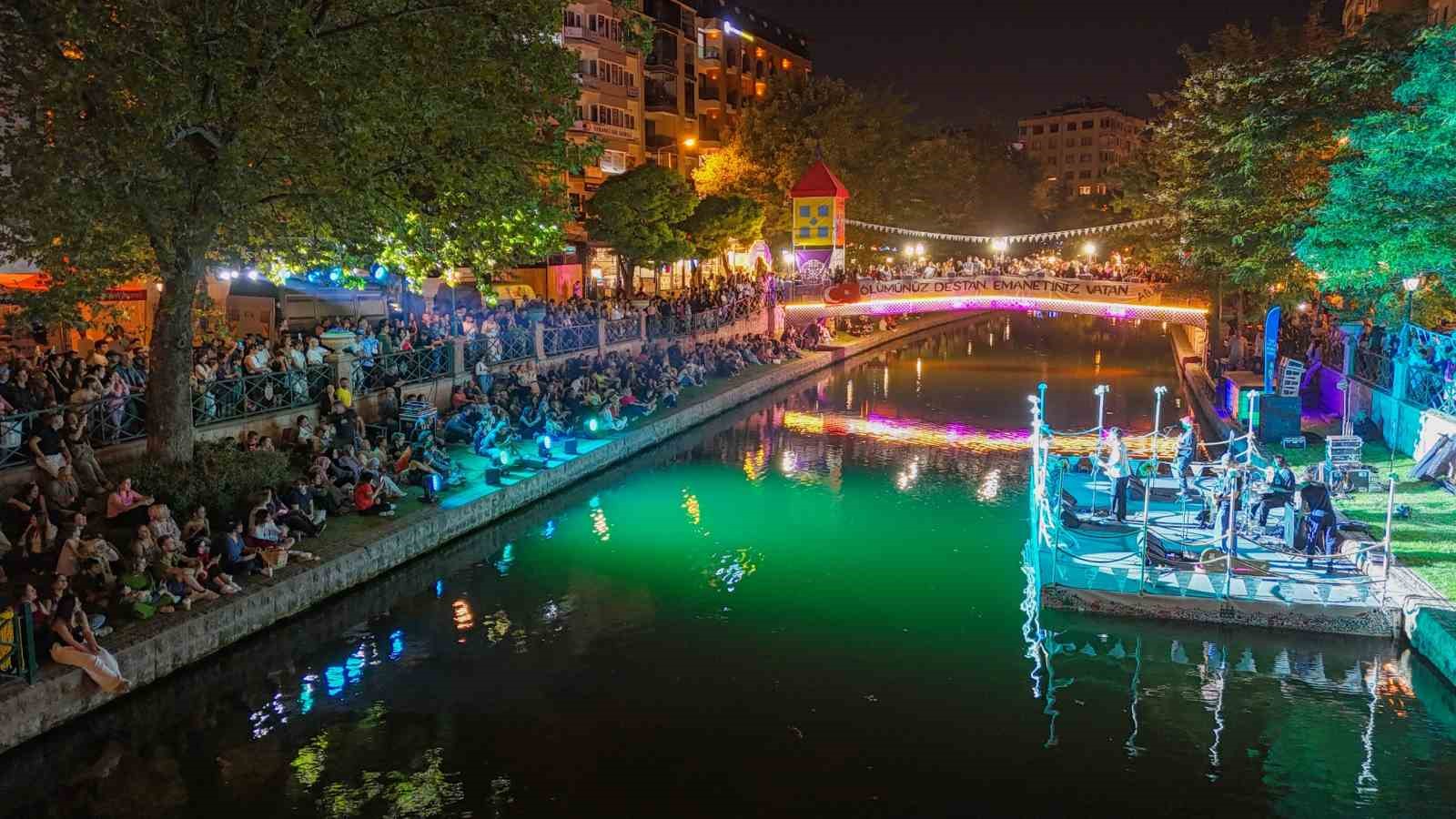 ULUSLARARASI ESKİŞEHİR PORSUK FESTİVALİN’DE RENKLİ GÜNLER SÜRÜYOR