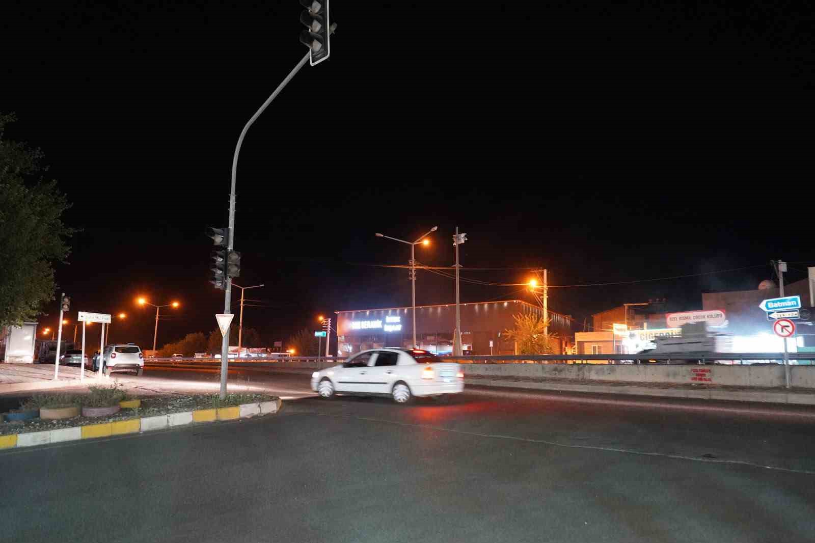 DİYARBAKIR’DA YOLUN KARŞISINA GEÇEN ÇOCUK, OTOMOBİL ÇARPMASI SONCU HAYATINI KAYBETTİ