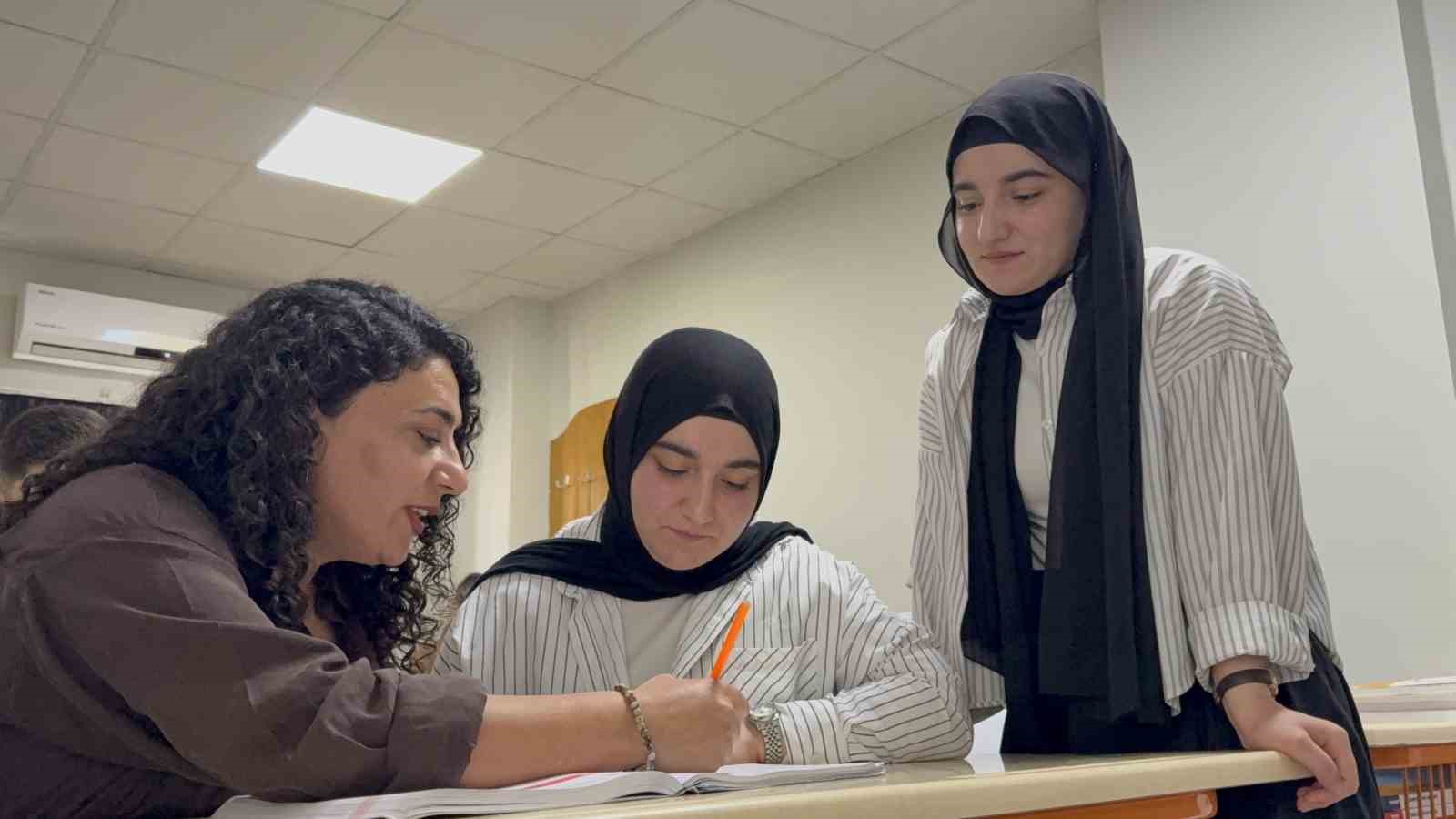 ŞIRNAK’TA İKİZ KARDEŞLERDEN BÜYÜK BAŞARI: AYNI ÜNİVERSİTEDE TIP FAKÜLTESİNİ KAZANDILAR
