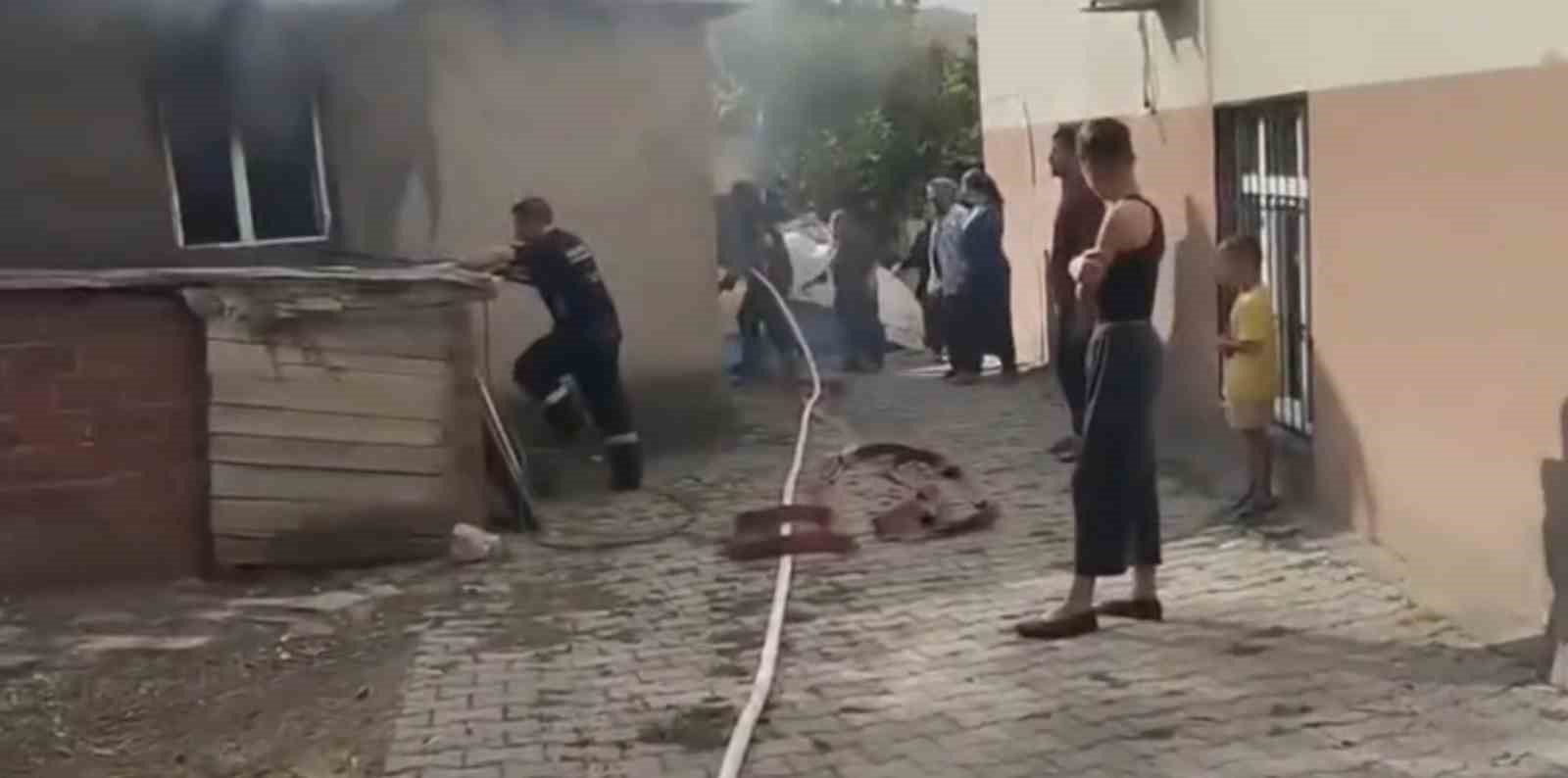 ELAZIĞ’DA ODUNLUK VE KİLERDE YANGIN