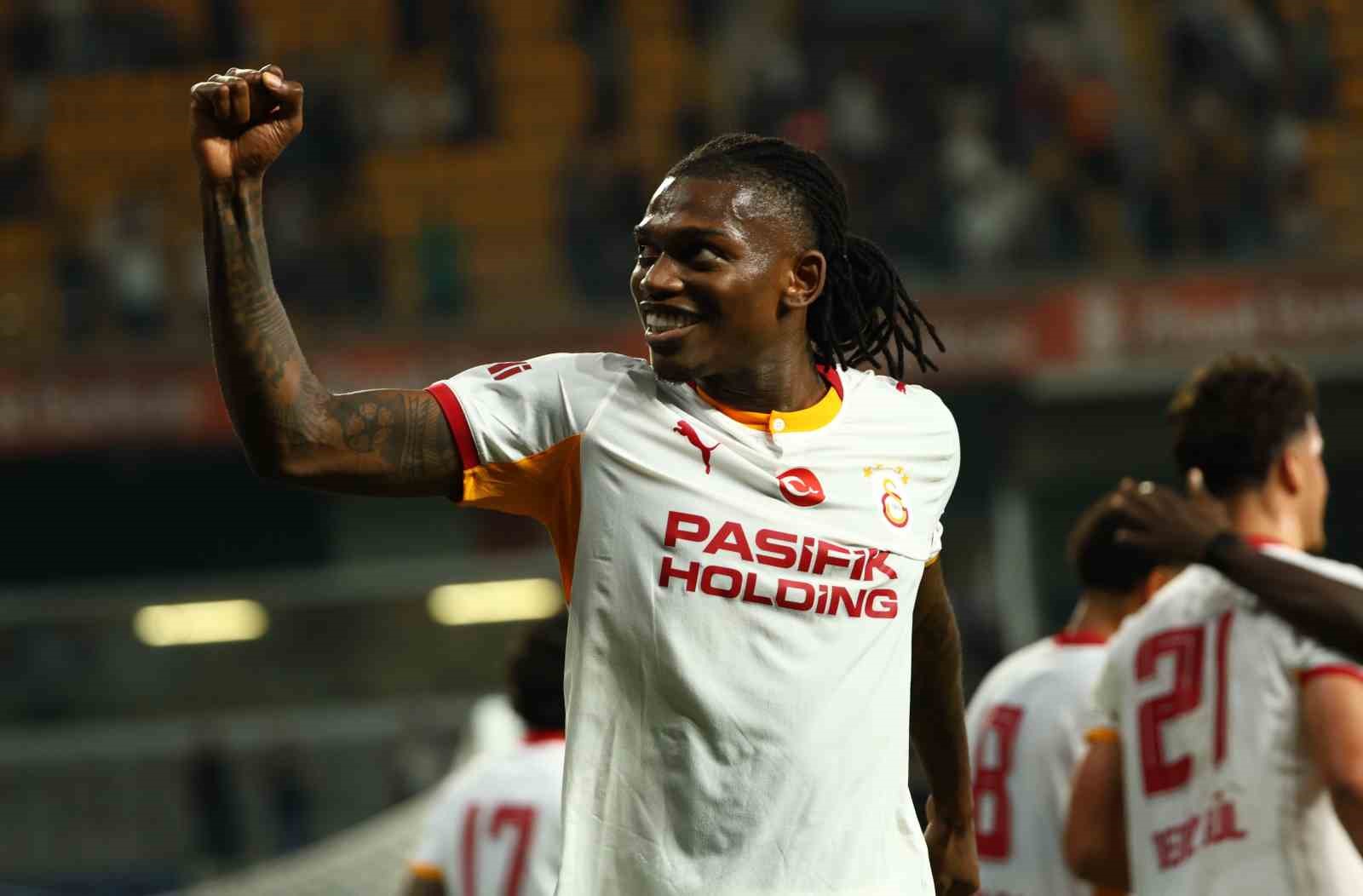 GALATASARAY KADROSUNU 5 FUTBOLCUYLA GÜÇLENDİRDİ