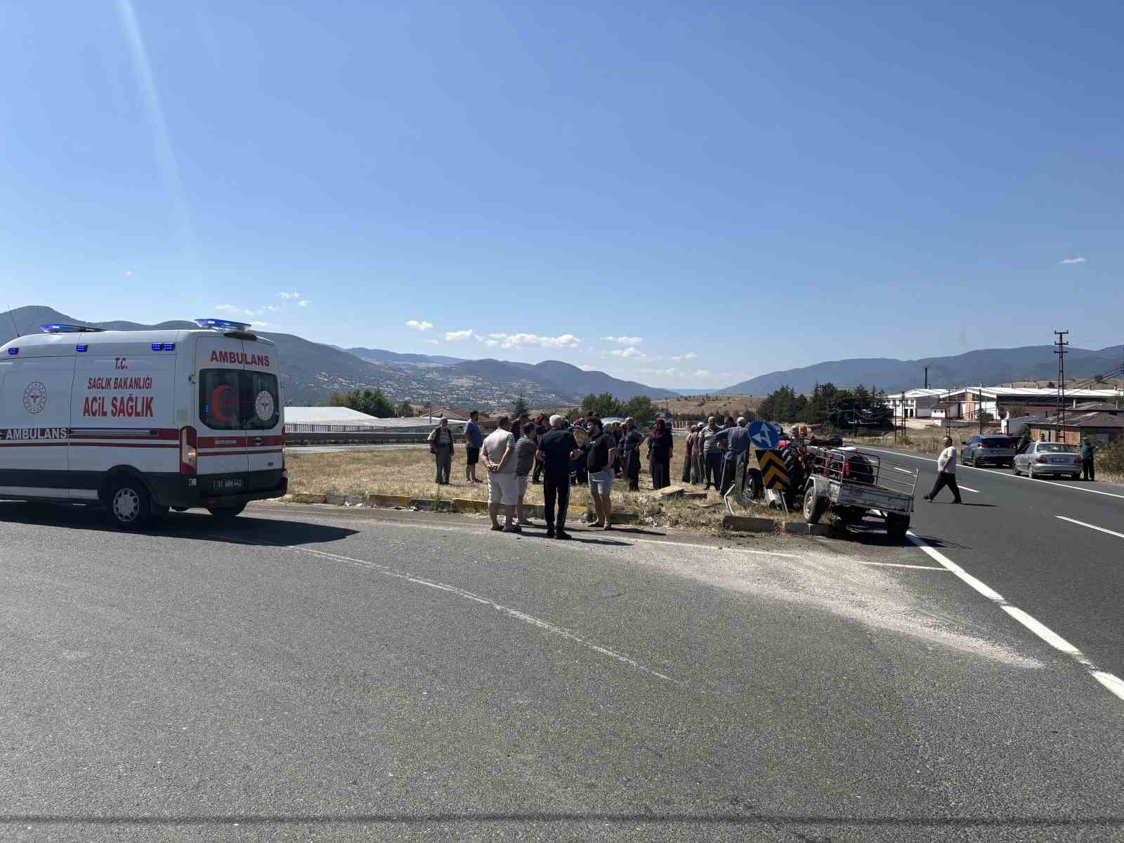 KASTAMONU’DA TRAKTÖR İLE OTOMOBİL ÇARPIŞTI: 9 YARALI