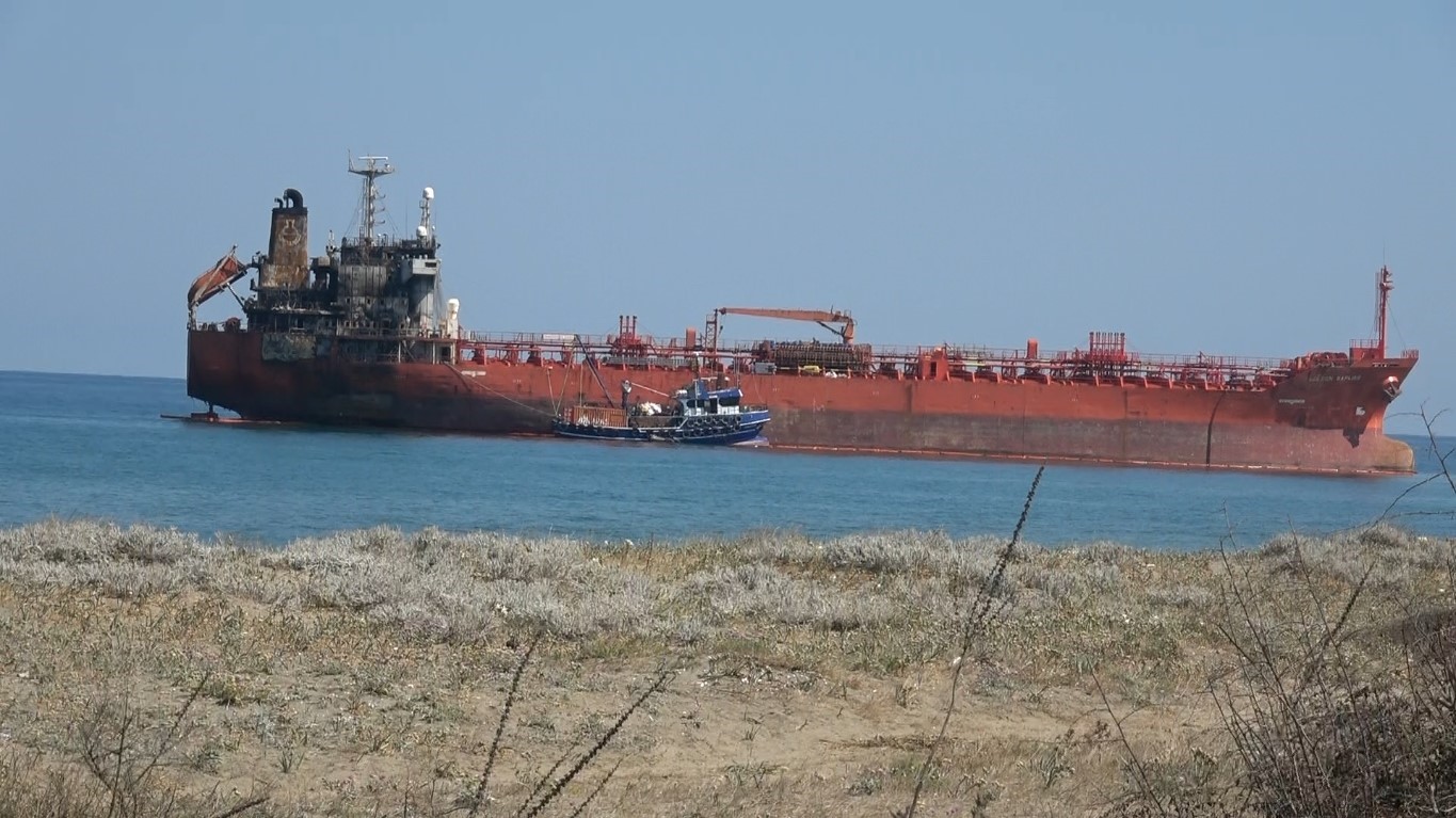 ALAÇAM’DA KARAYA OTURAN GEMİ İÇİN KURTARMA ÇALIŞMASI BAŞLATILDI