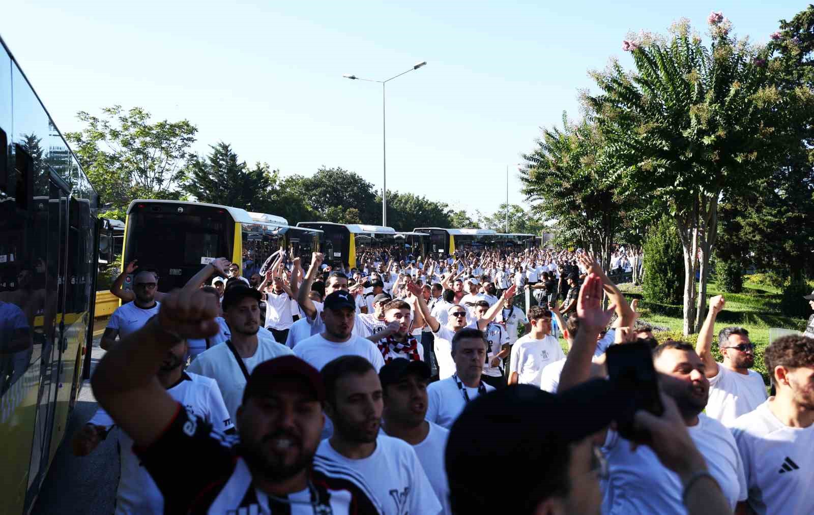BEŞİKTAŞ TARAFTARI STADA GELDİ
