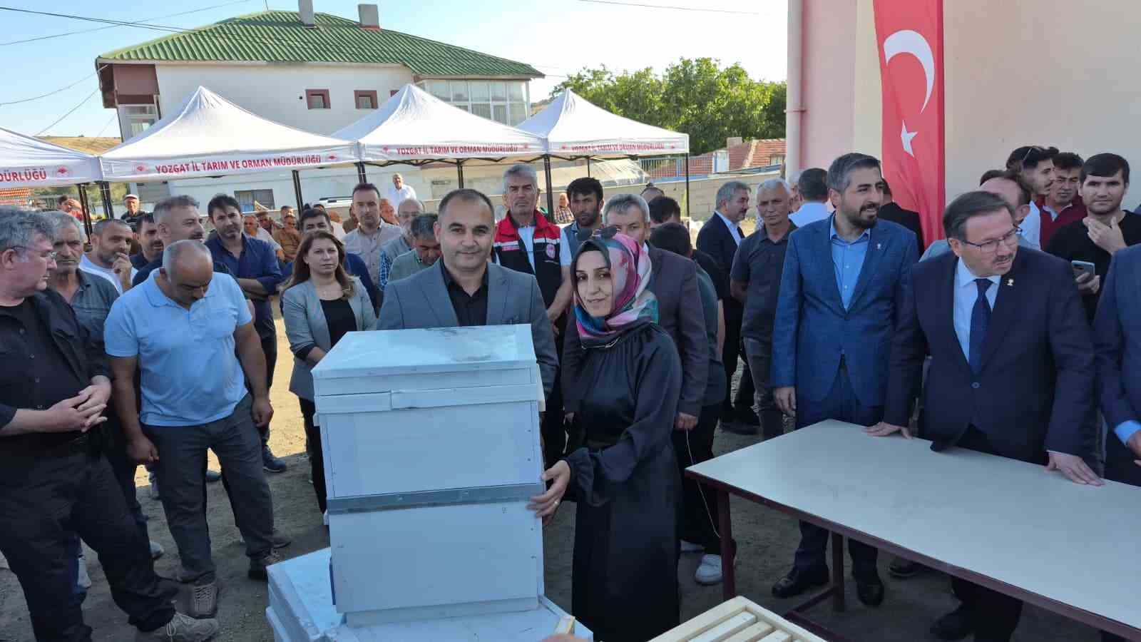 YOZGAT’TA ARICILARA HİBE DESTEKLİ KOVAN DAĞITIMI YAPILDI