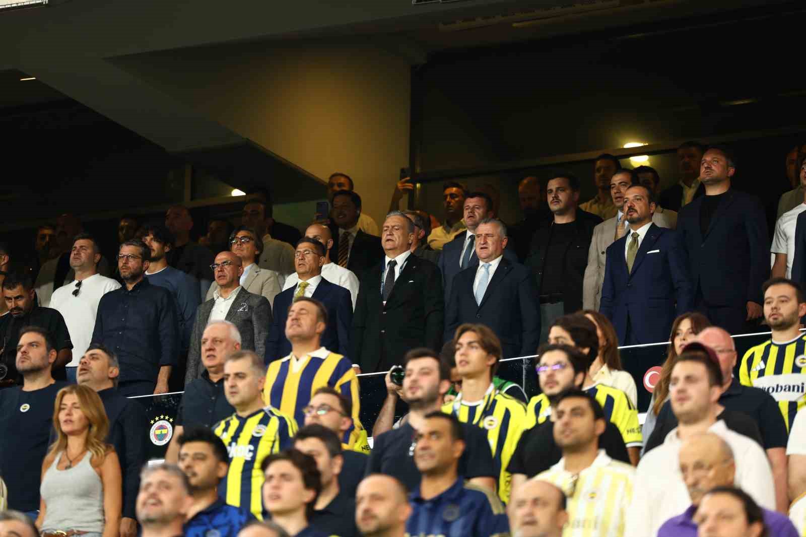 BAKAN BAK, FENERBAHÇE - BEŞİKTAŞ DERBİSİNİ TAKİP ETTİ