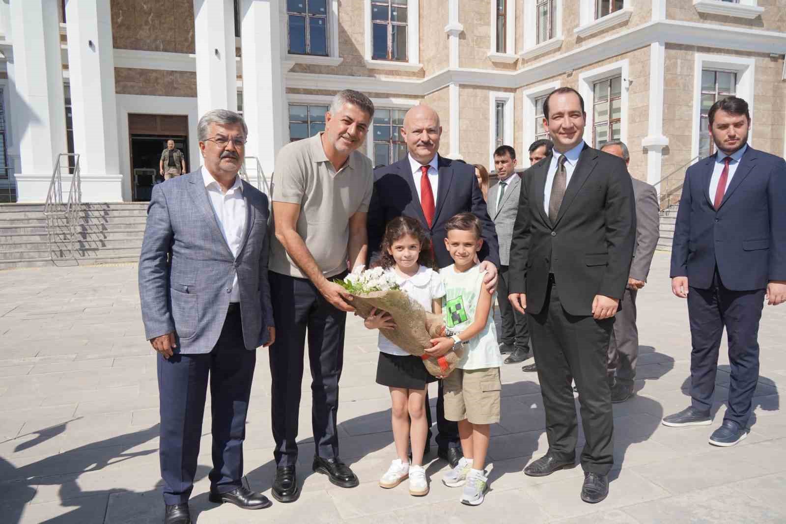 VALİ VE MİLLETVEKİLİ, ÇOCUKLARLA ’O PİTİ PİTİ’ OYNADI