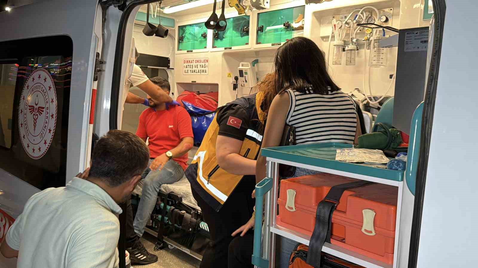 KONTROLDEN ÇIKAN OTOMOBİL PARK HALİNDEKİ ARACA ÇARPTI: 5 YARALI