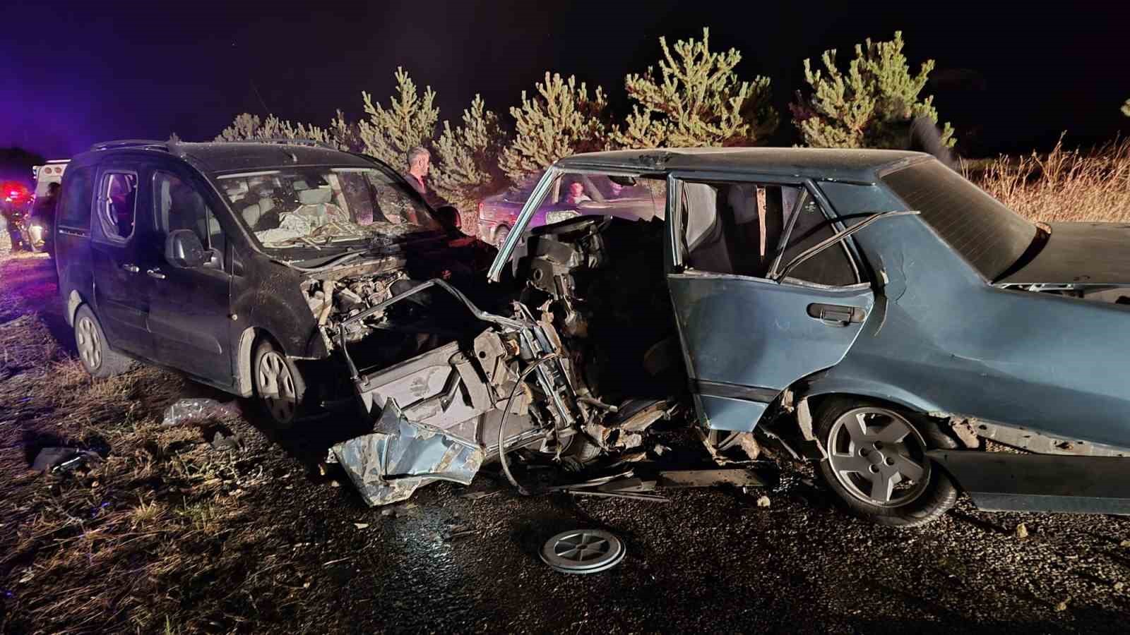 OTOMOBİL VE HAFİF TİCARİ ARAÇ ÇARPIŞTI: 1 ÖLÜ, 2 YARALI
