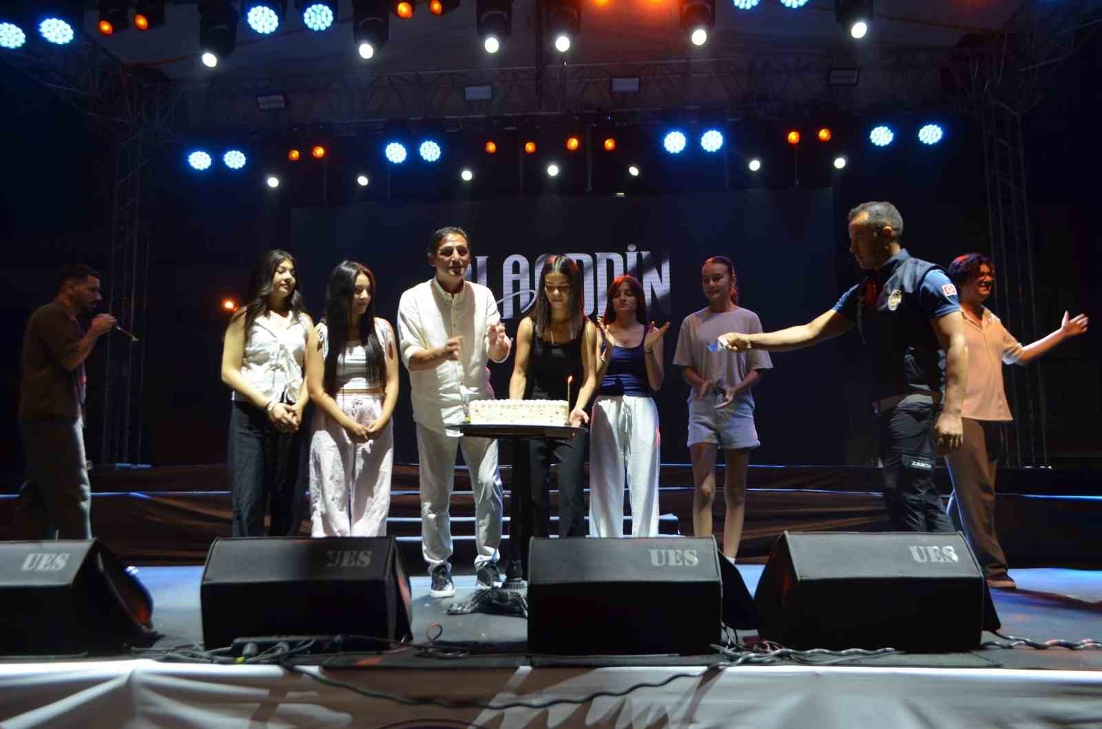 ÇİÇEK TAKDİMİ İÇİN ÇIKTIĞI SAHNEDE SÜRPRİZLE KARŞILAŞTI