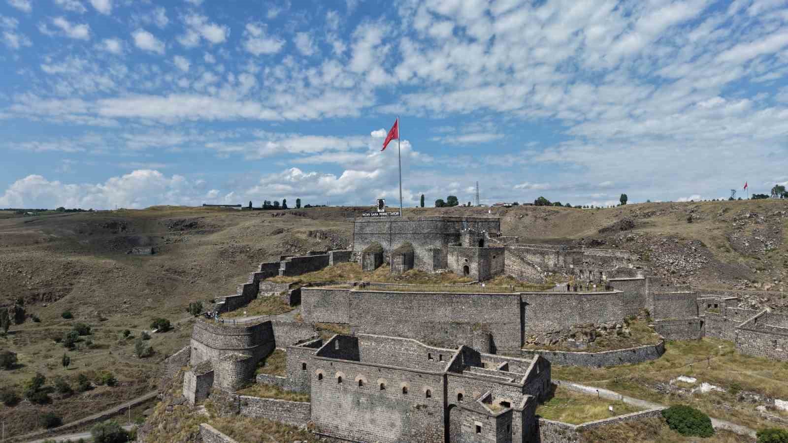 KARS’IN ZİRVESİNDE 900 YILLIK TARİH: KARS KALESİ İHTİŞAMIYLA BÜYÜLÜYOR