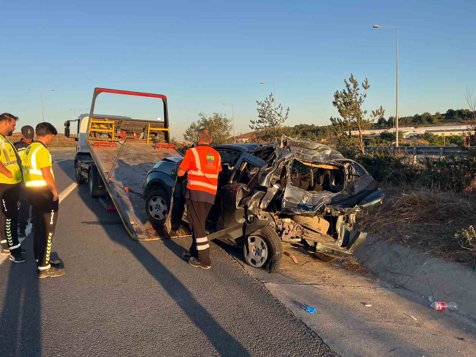 İSTANBUL KUZEY MARMARA OTOYOLU’NDA SEYİR HALİNDEKİ TIR, HAFİF TİCARİ ARACA ÇARPTI: 6 YARALI