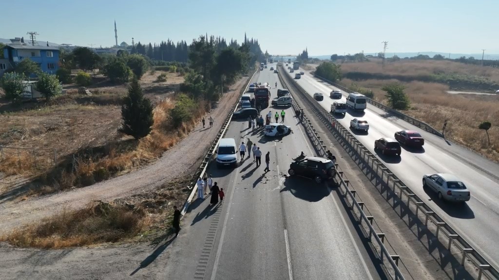 TIRDAN DÖKÜLEN MAZOT ORTALIĞI SAVAŞ ALANINA ÇEVİRDİ: 10 ARAÇ BİRBİRİNE GİRDİ