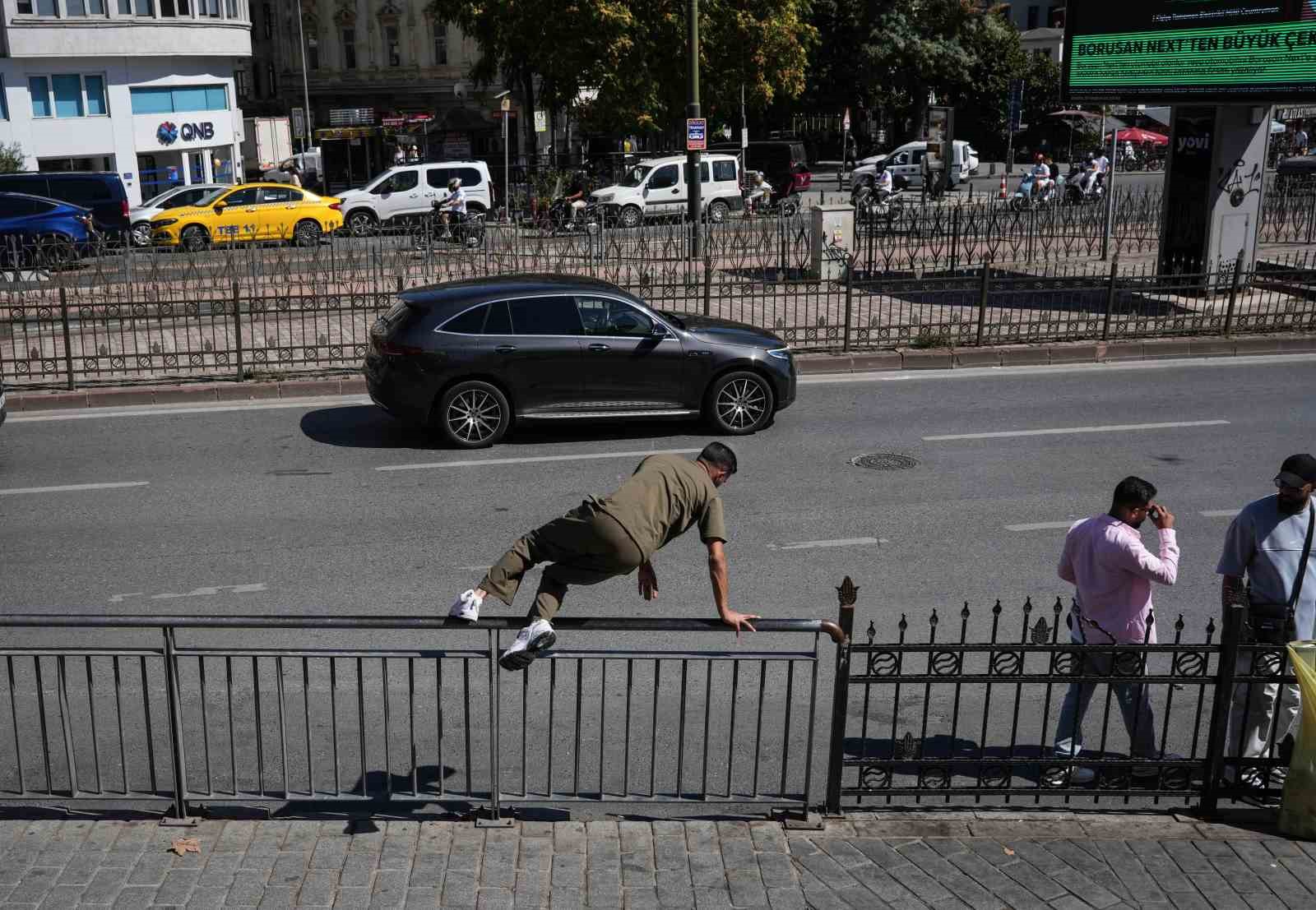 KARAKÖY’DE YAYALARIN BARİYERLERLE İMTİHANI, ALT GEÇİT VAR, KISA YOL YOK
