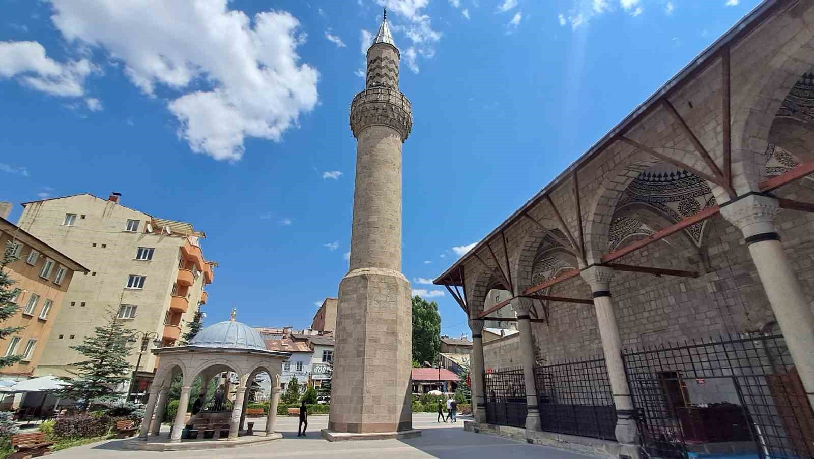 ÖNCE MİNARE YAPILDI, CAMİ SONRADAN EKLENDİ
