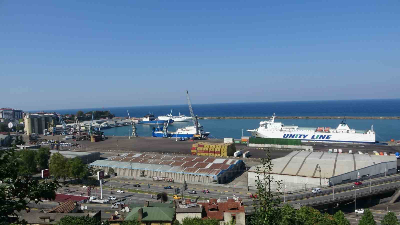 DRON SALDIRISINA UĞRAYAN RO-RO GEMİSİ TRABZON LİMANI’NA DEMİRLEDİ