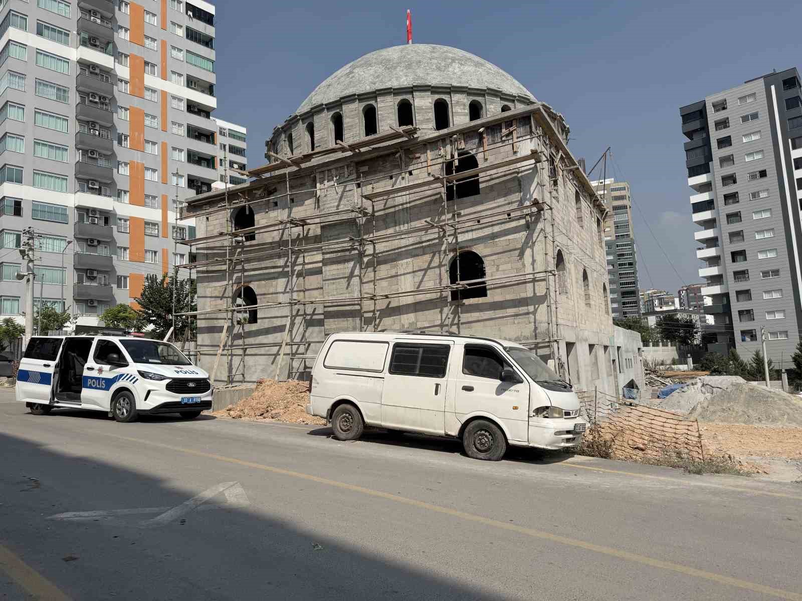 GECE BEKÇİ İNŞAATTA ÖLÜ BULUNDU