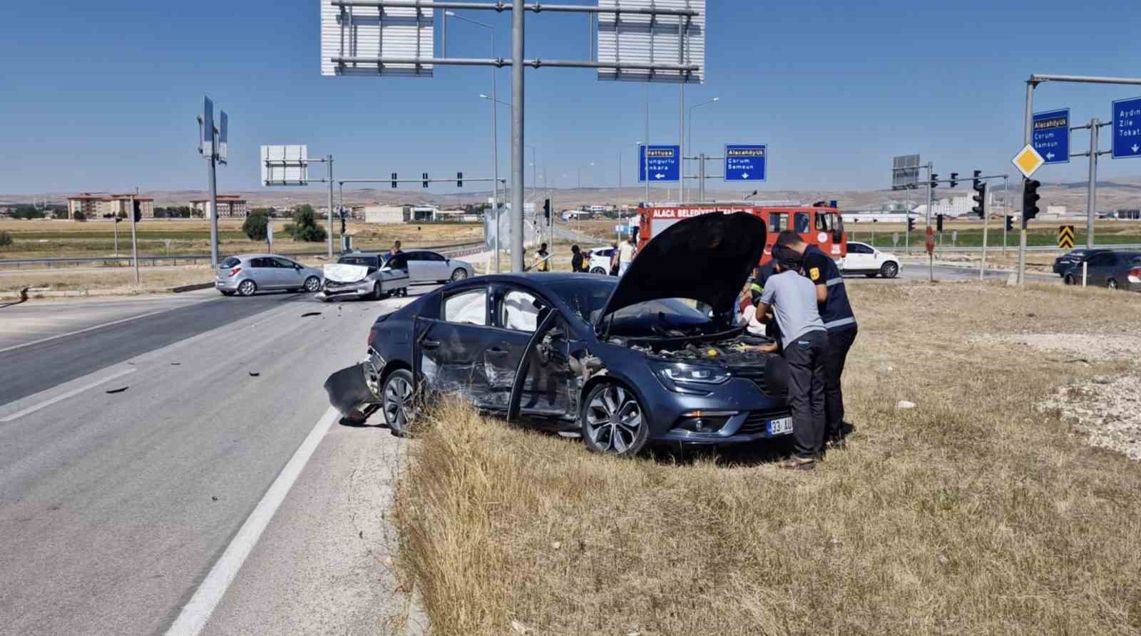 ÇORUM’DA İKİ OTOMOBİL ÇARPIŞTI: 5 YARALI