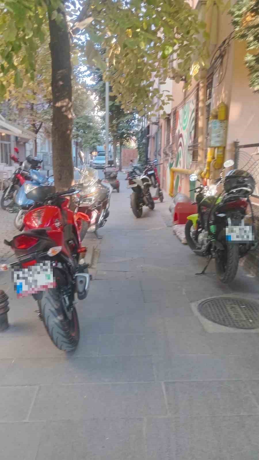 ESKİŞEHİR’DE KALDIRIMLAR MOTOSİKLET OTOPARKINA DÖNDÜ