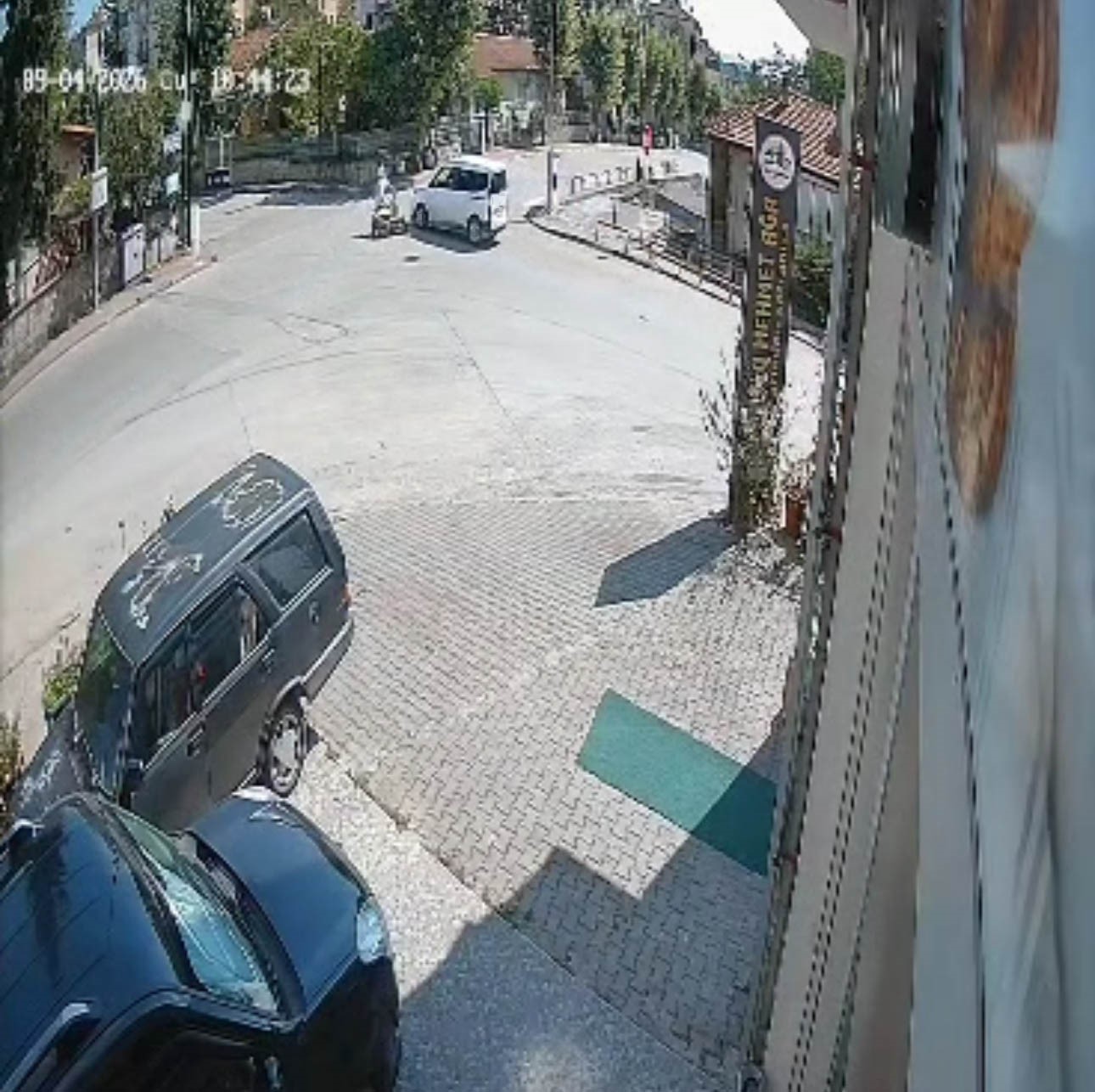 HAFİF TİCARİ ARAÇ İLE MOTOSİKLET ÇARPIŞTI