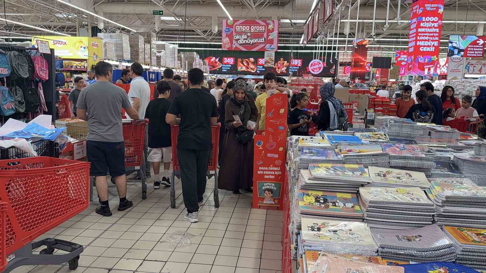 OKULLARIN AÇILMASINA KISA SÜRE KALA VELİLERİN KIRTASİYE TELAŞI BAŞLADI