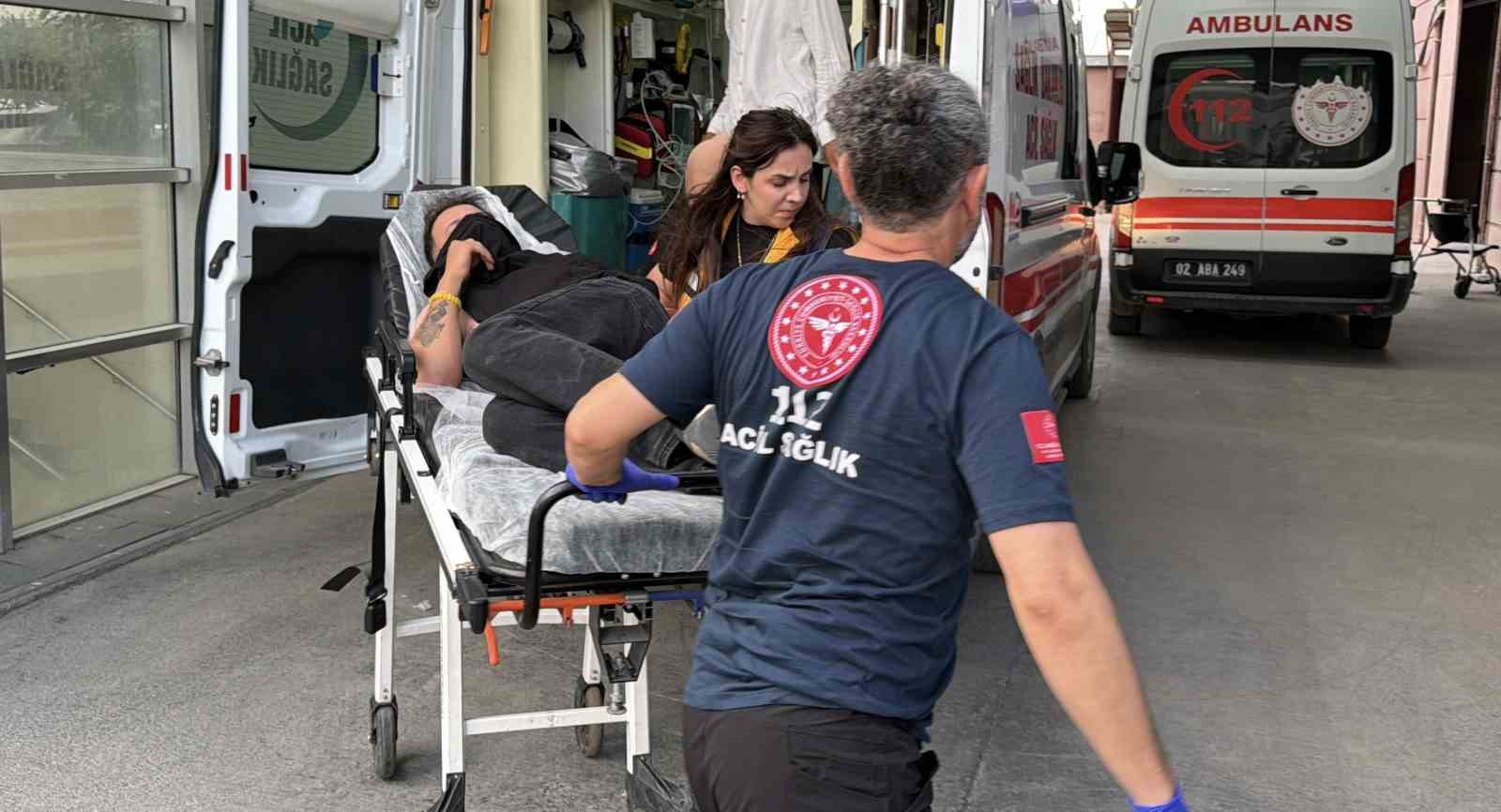 ŞİDDETE MARUZ KALAN KADINI KURTARMAK İSTERKEN BIÇAKLANDI