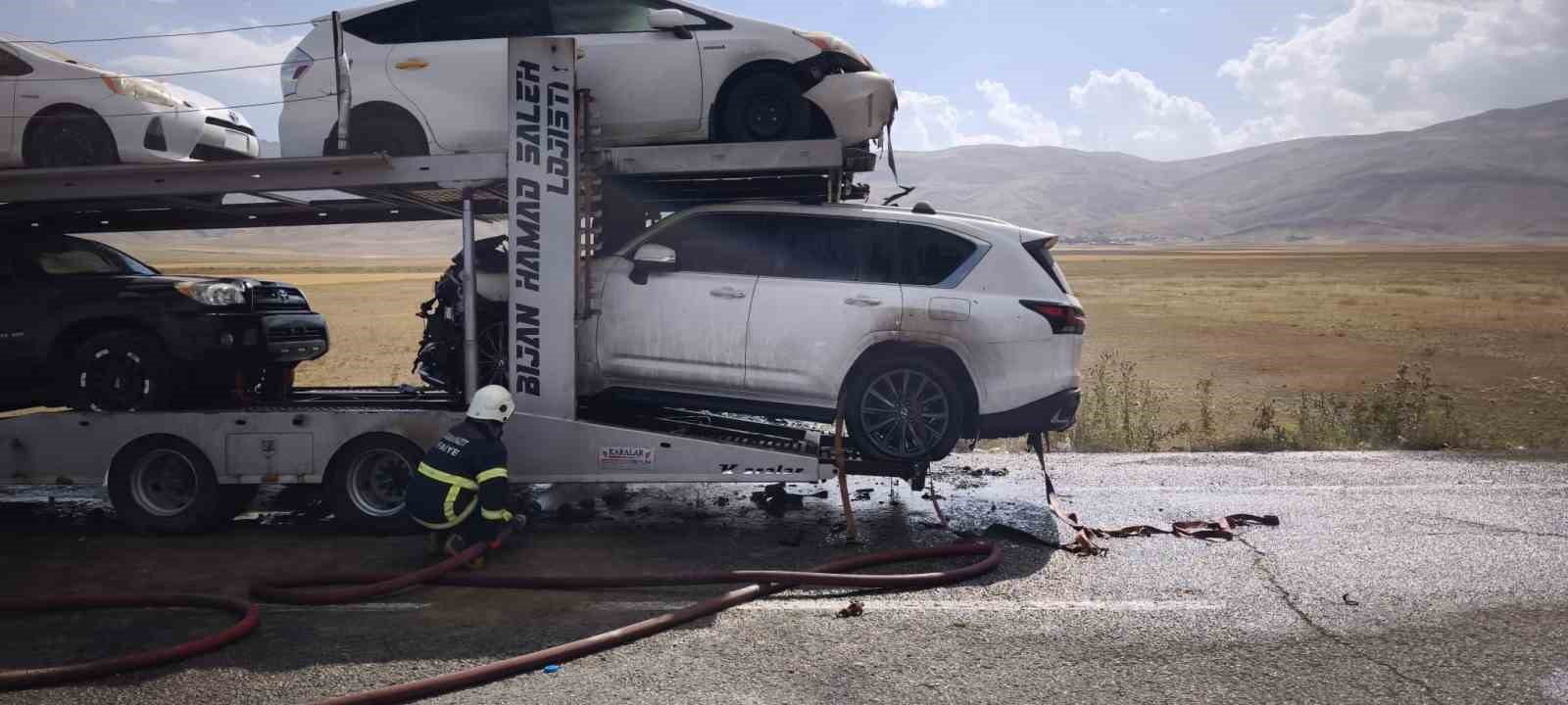 AĞRI’DA OTOMOBİL TAŞIYAN TIRIN DORSESİNDE ÇIKAN YANGIN SÖNDÜRÜLDÜ
