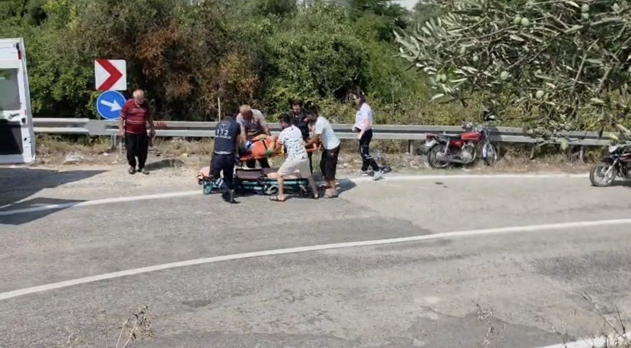OSMANİYE’DE MOTOSİKLET BARİYERE ÇARPTI: 2 YARALI