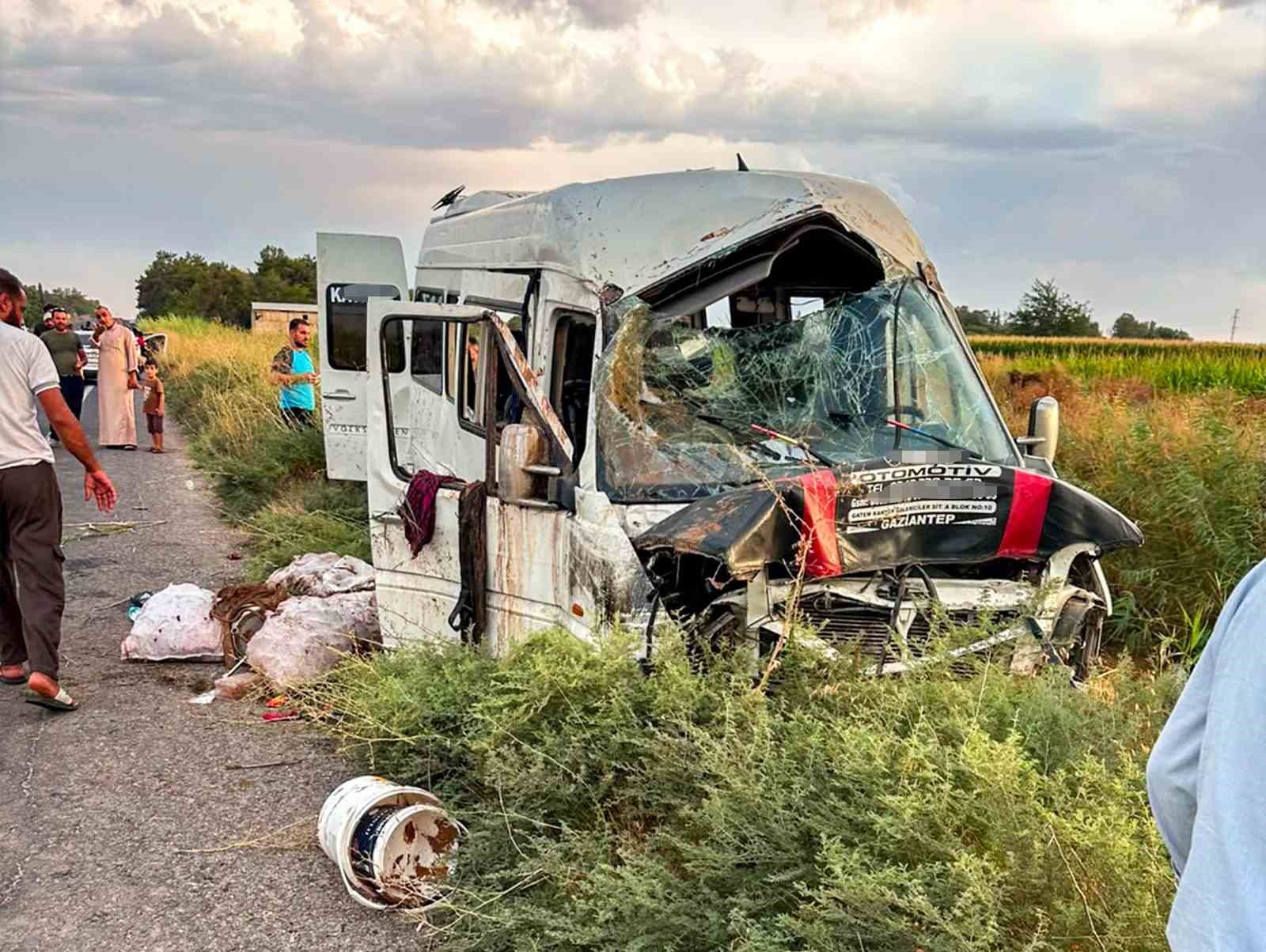 ŞANLIURFA’DA İŞÇİLERİ TAŞIYAN SERVİS TAHLİYE KANALINA DEVRİLDİ: 15 YARALI