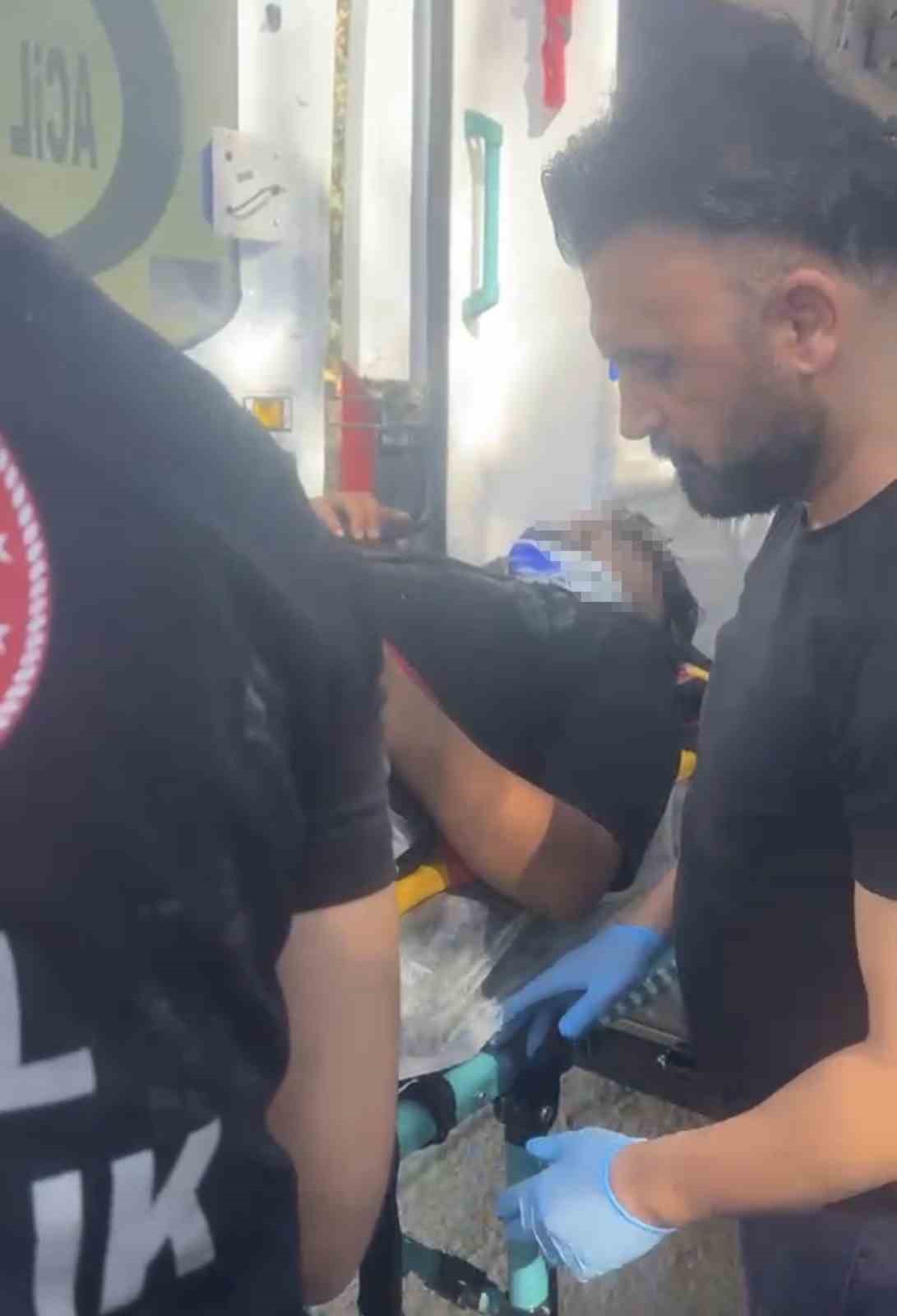 OTOMOBİL ŞARAMPOLE YUVARLANDI: 2 YARALI