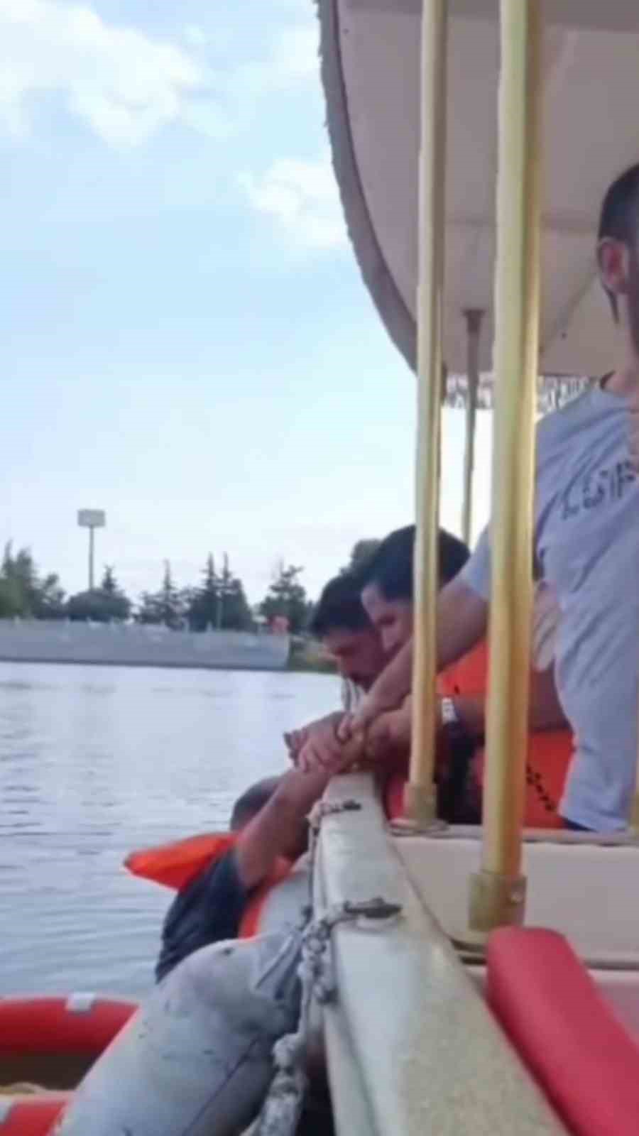 KÖPRÜDEN NEHRE DÜŞEN ADAMI, GEZİ TEKNESİNDEKİ VATANDAŞLAR KURTARDI