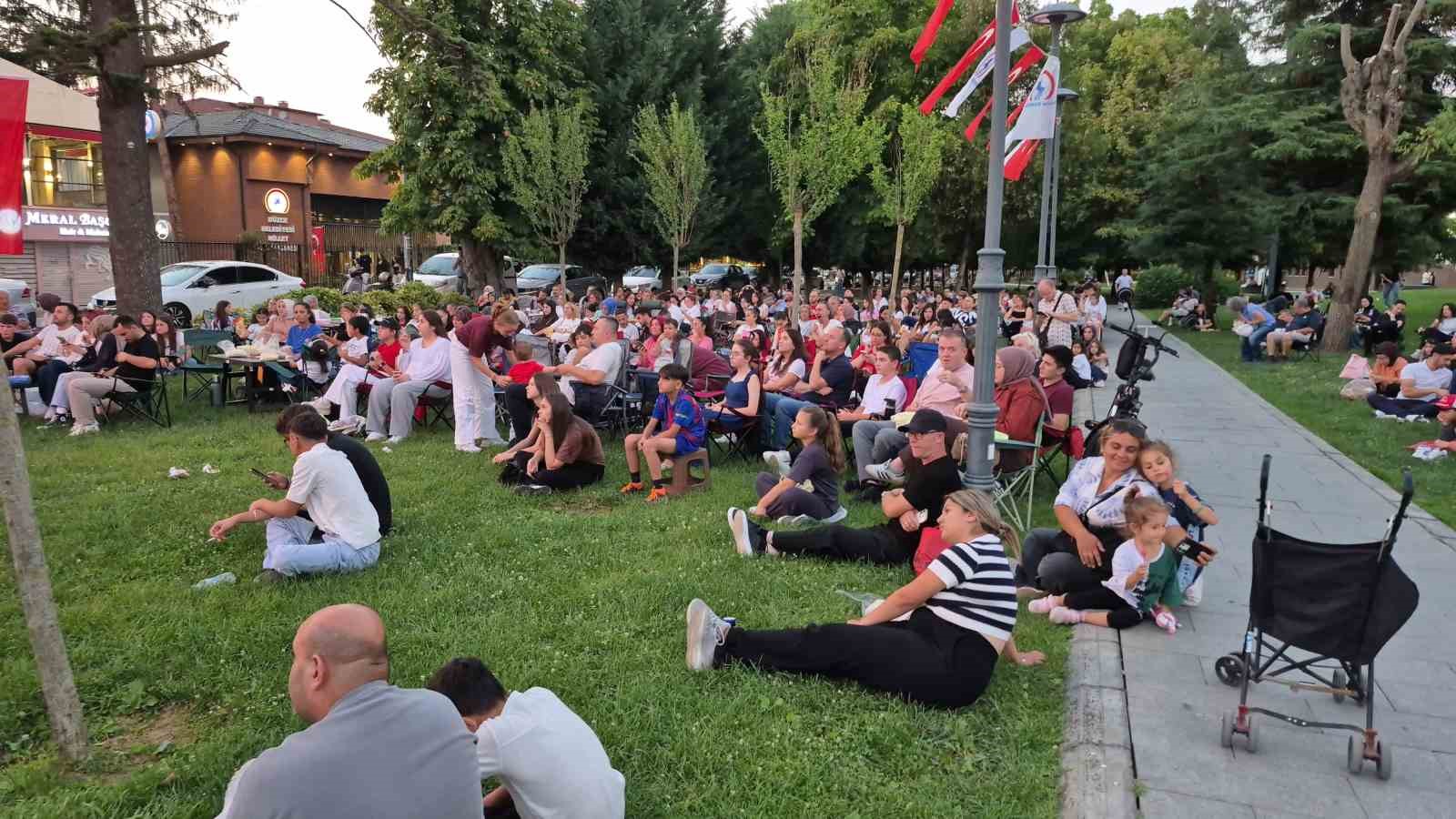 A MİLLİ KADIN VOLEYBOL TAKIMI’NIN, AVRUPA ŞAMPİYONLUĞU DÜZCE’DE MEYDANDA İZLENDİ