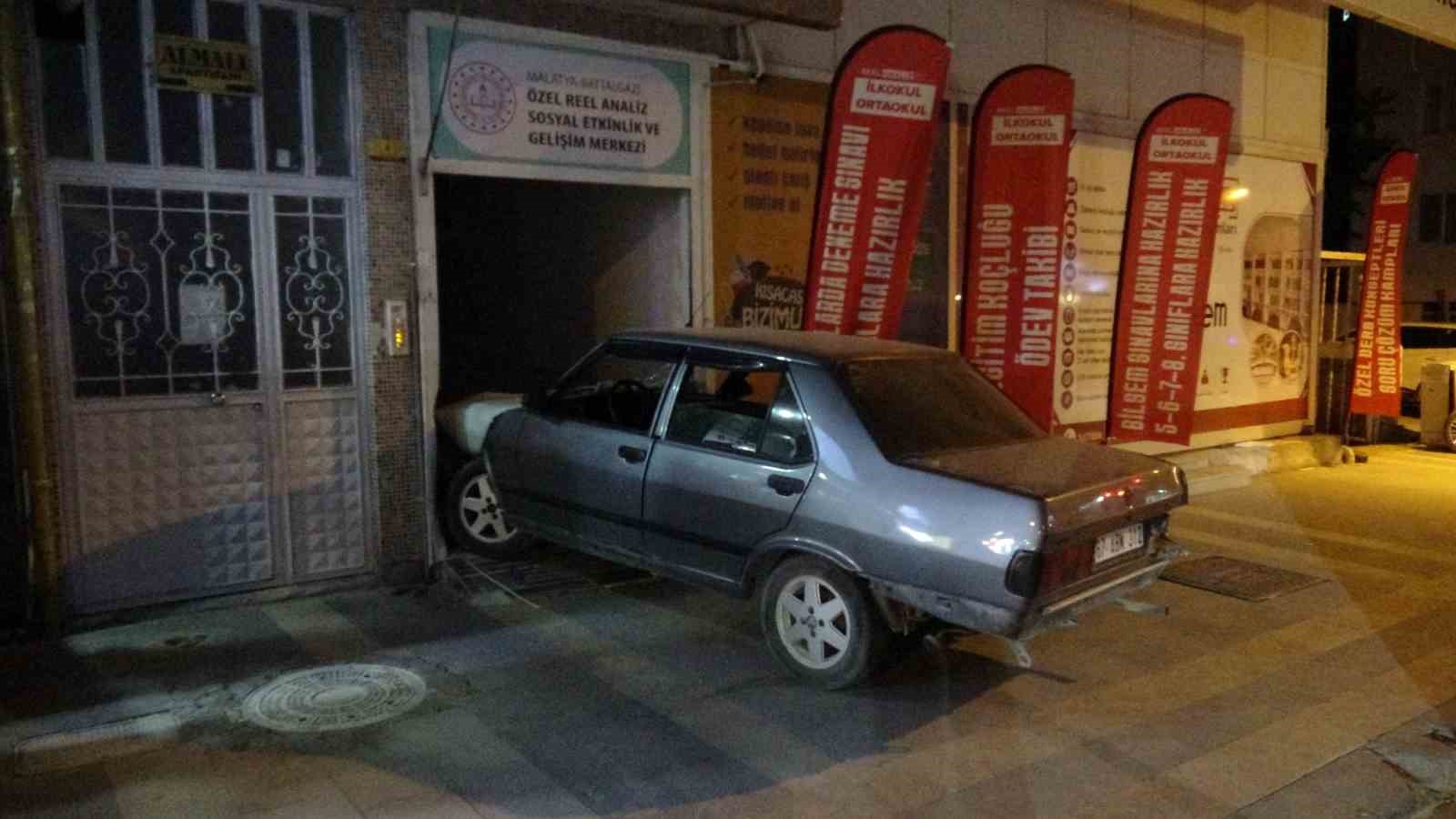 MALATYA’DA KONTROLDEN ÇIKAN OTOMOBİL DERSHANEYE GİRDİ