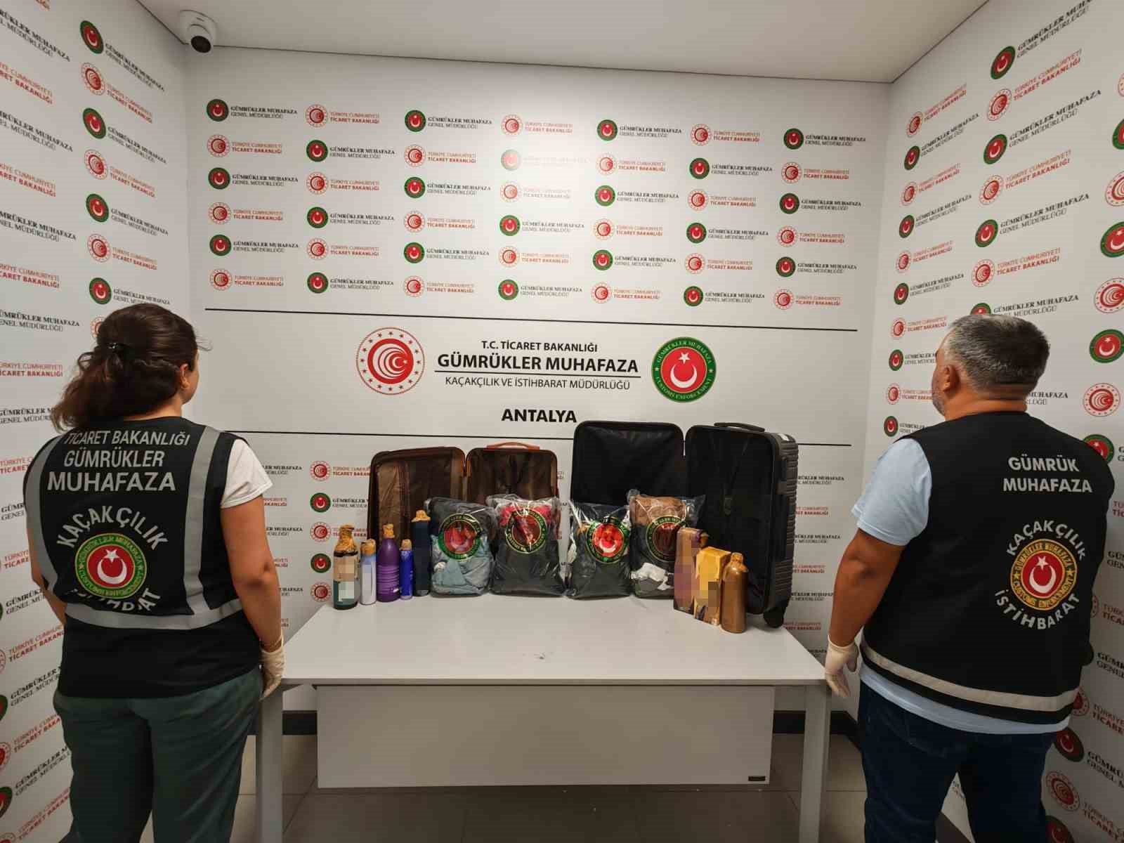 ANTALYA HAVALİMANI’NDA UYUŞTURUCU OPERASYONU: 18 KİLO 921 GRAM LİKİT METAMFETAMİN ELE GEÇİRİLDİ