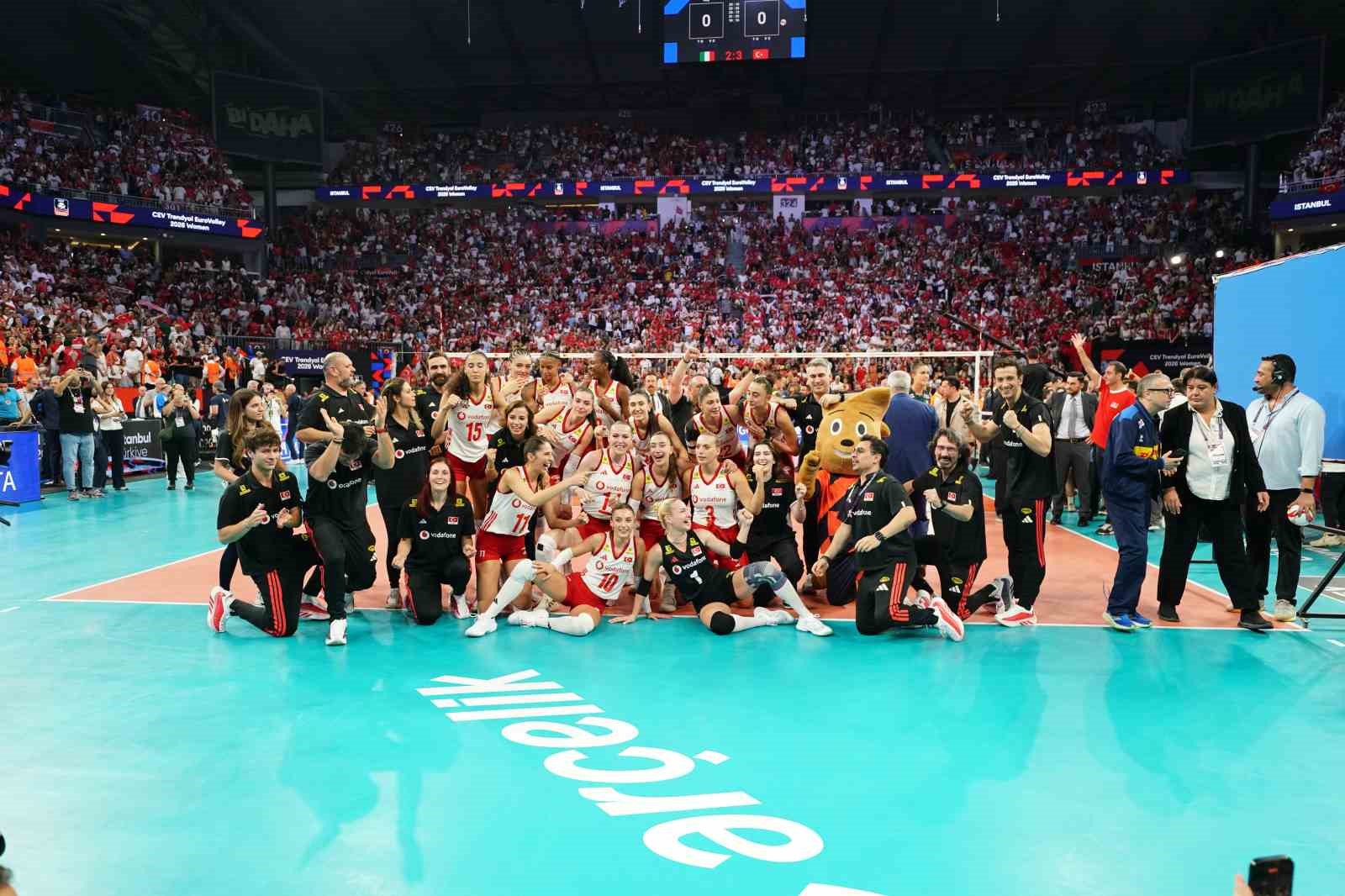 A MİLLİ VOLEYBOL TAKIMI, ÜST ÜSTE 2. KEZ AVRUPA ŞAMPİYONU