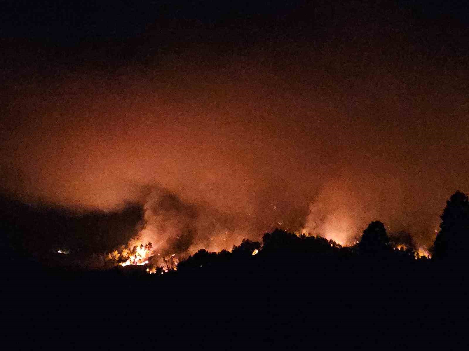 ANTALYA’DAKİ YANGINI SÖNDÜRME ÇALIŞMALARI SÜRÜYOR