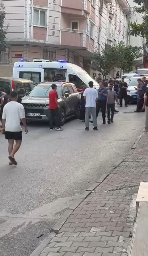 KÜÇÜKÇEKMECE’DE SİLAHLI KAVGA: YOLDAN GEÇEN 1’İ ÇOCUK 2 KİŞİ YARALANDI