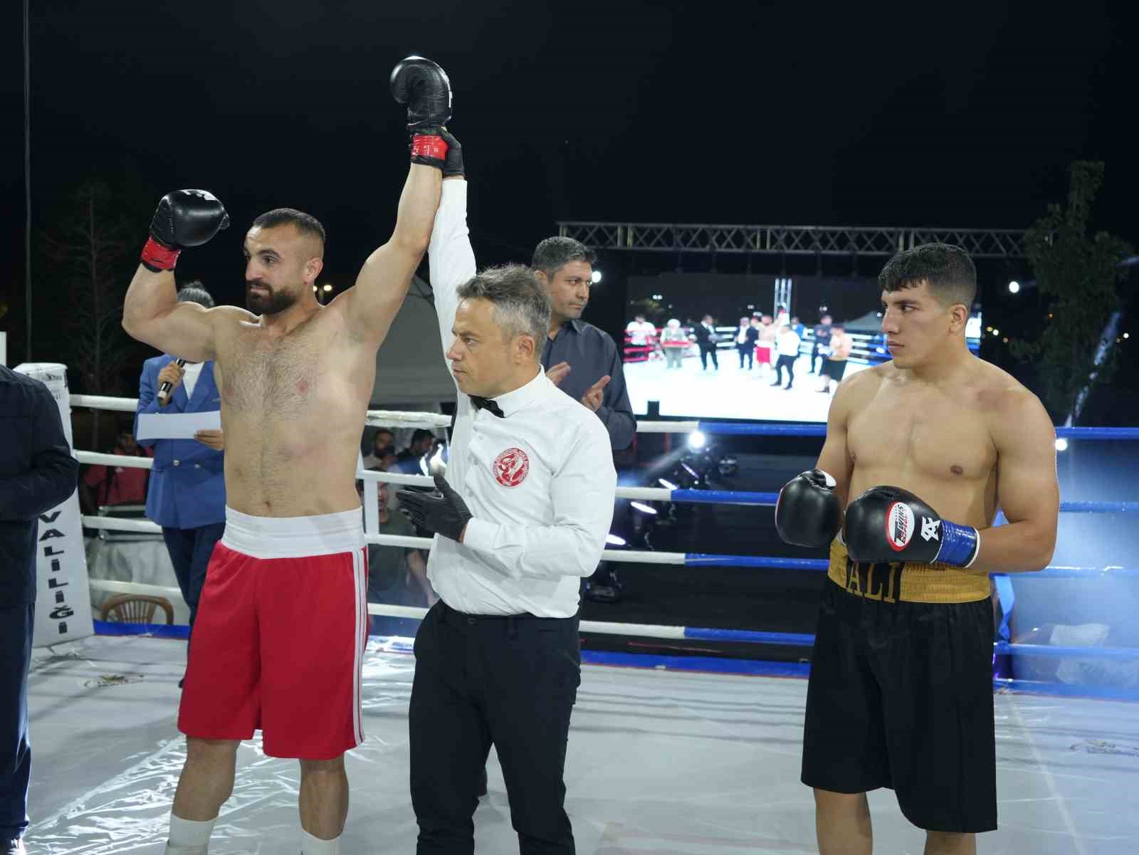 IĞDIR’DA ULUSLARARASI ŞAMPİYON BOKS GECESİ DÜZENLENDİ