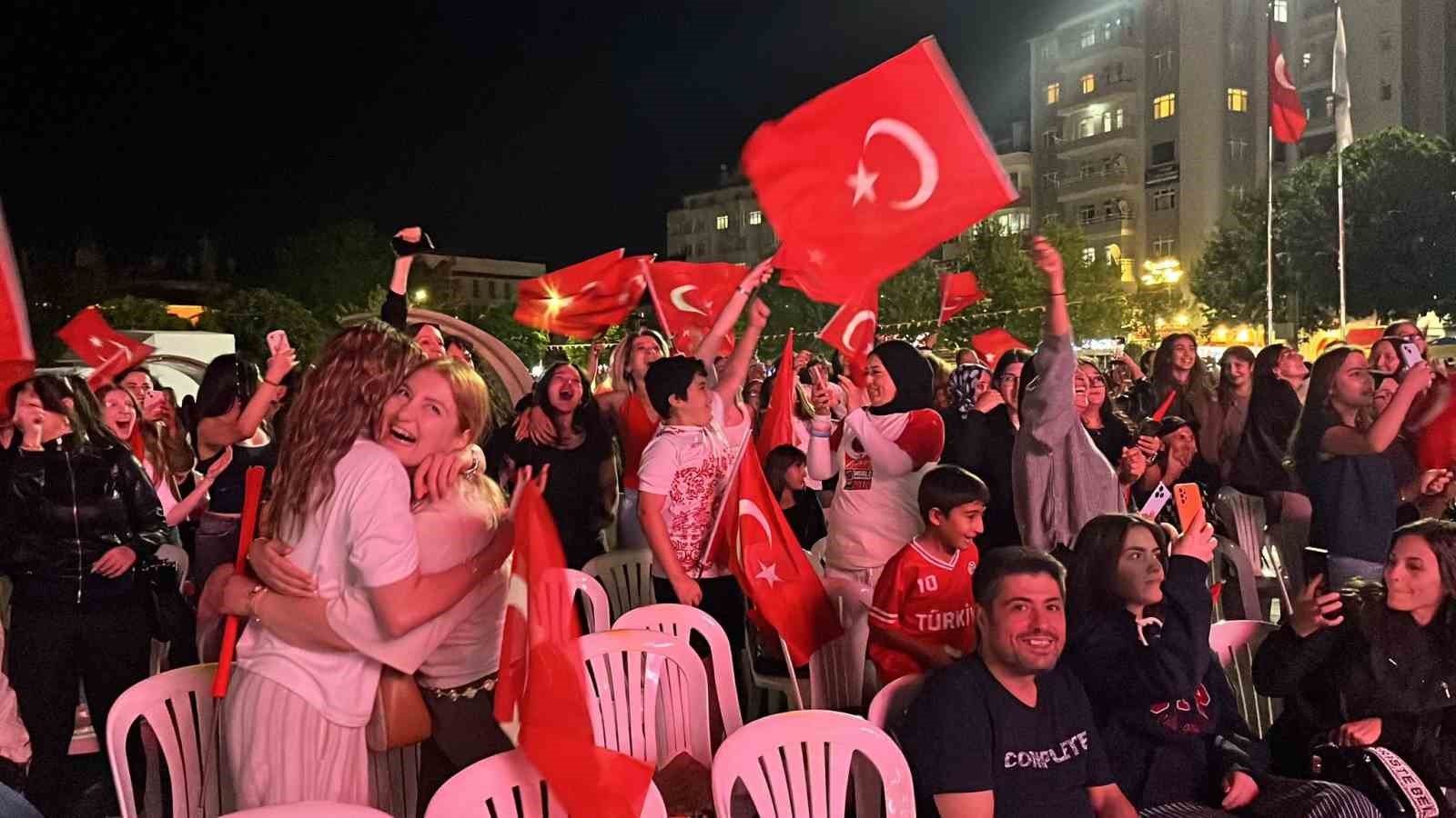 A MİLLİ KADIN VOLEYBOL TAKIMI’NIN AVRUPA ŞAMPİYONLUĞU ÇORUM’DA COŞKUYLA KUTLANDI