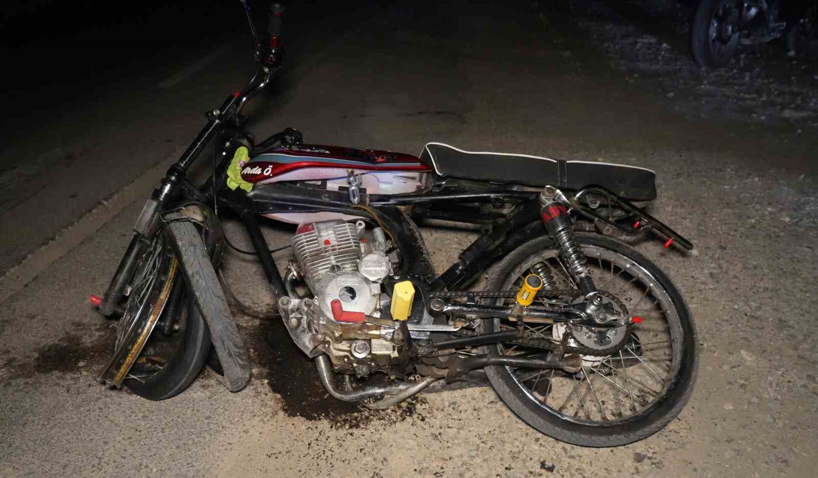 TRAFİK LEVHASINA ÇARPAN MOTOSİKLET HURDAYA DÖNDÜ: 2 YARALI