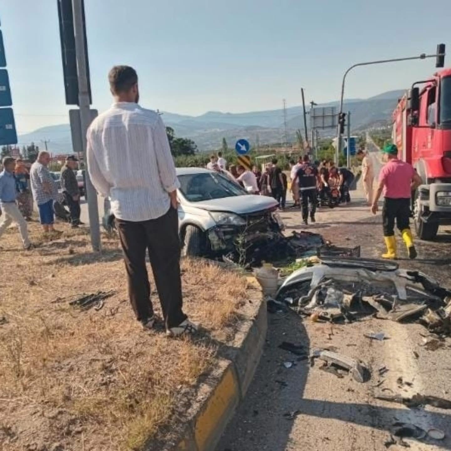 HAFİF TİCARİ ARAÇ İLE SUV KAFA KAFAYA ÇARPIŞTI: 6 YARALI