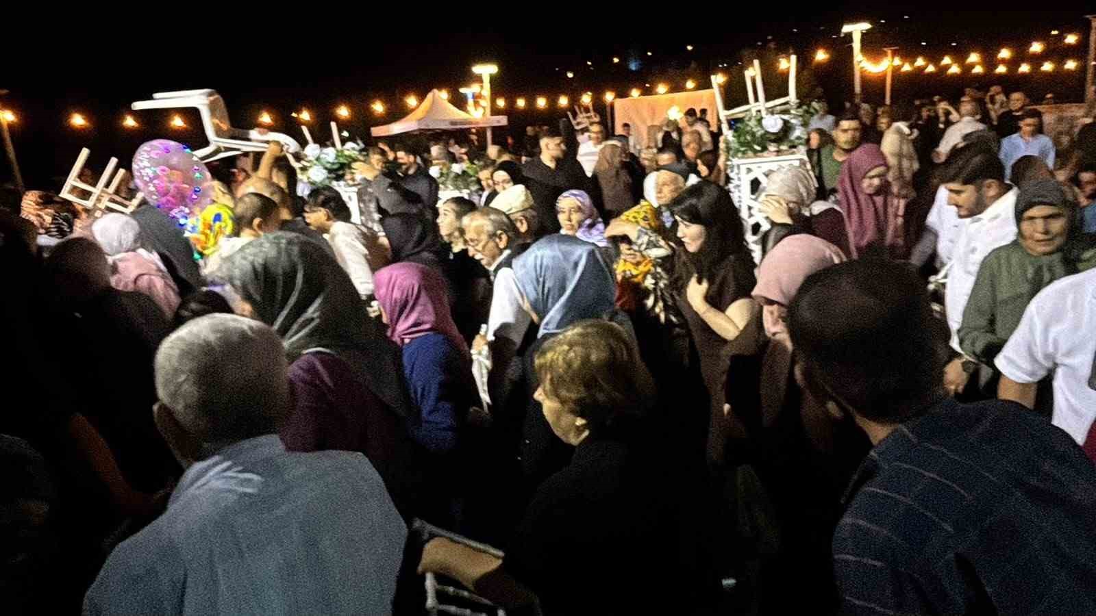 ANİ BASTIRAN YAĞMUR DÜĞÜNÜ TAKILAR TAKILAMADAN DAĞITTI