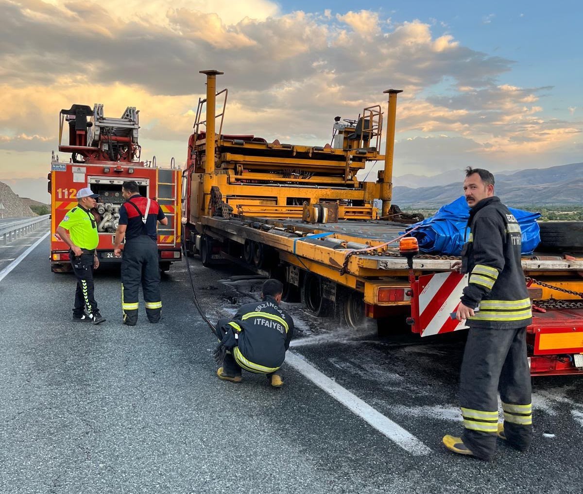 ERZİNCAN’DA SEYİR HALİNDEKİ TIRIN DORSESİ YANDI