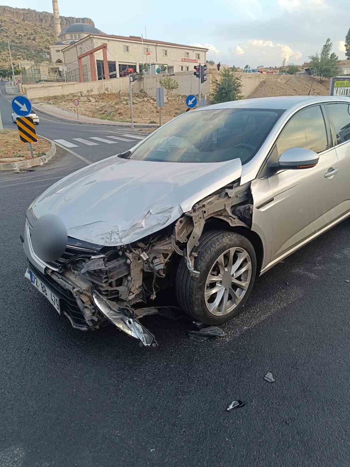 MARDİN’DE İKİ OTOMOBİL ÇARPIŞTI