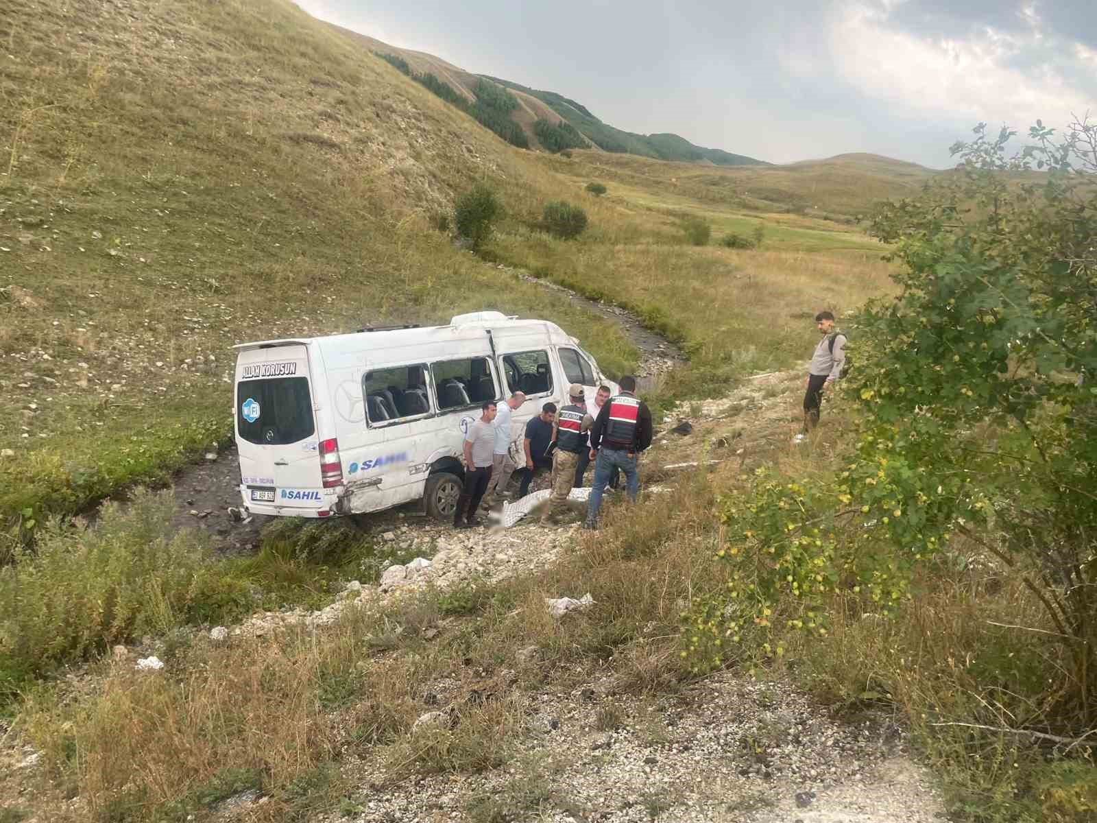 İSPİR’DE YOLCU MİNİBÜSÜ ŞARAMPOLE DEVRİLDİ: 3 YARALI