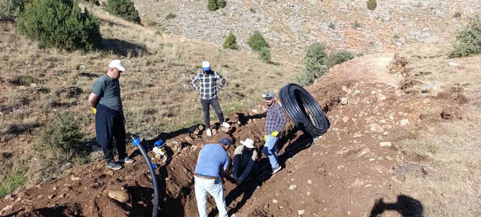 BAYBURT’TA İÇME SUYU SORUNUNA KÖYLÜLERDEN İMECE USULÜ ÇÖZÜM