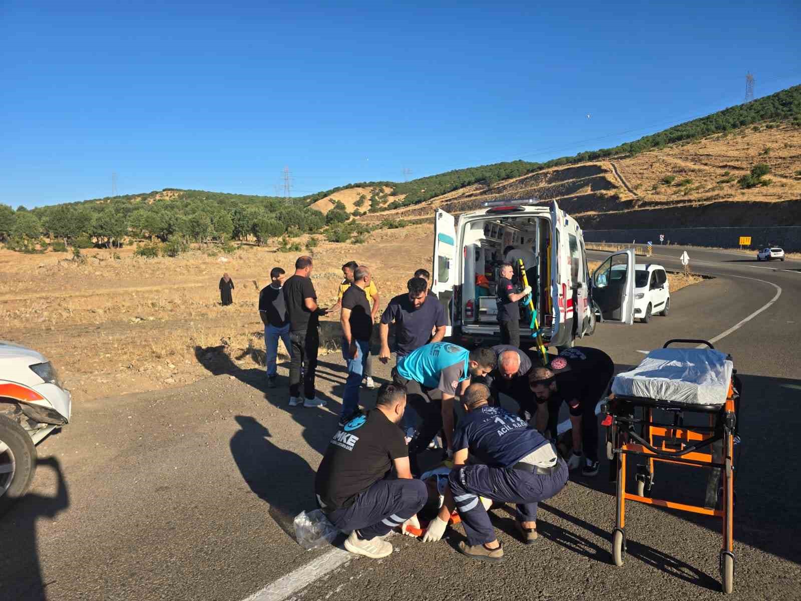BİNGÖL’DE KAMYONET ŞARAMPOLE YUVARLANDI: 3 YARALI